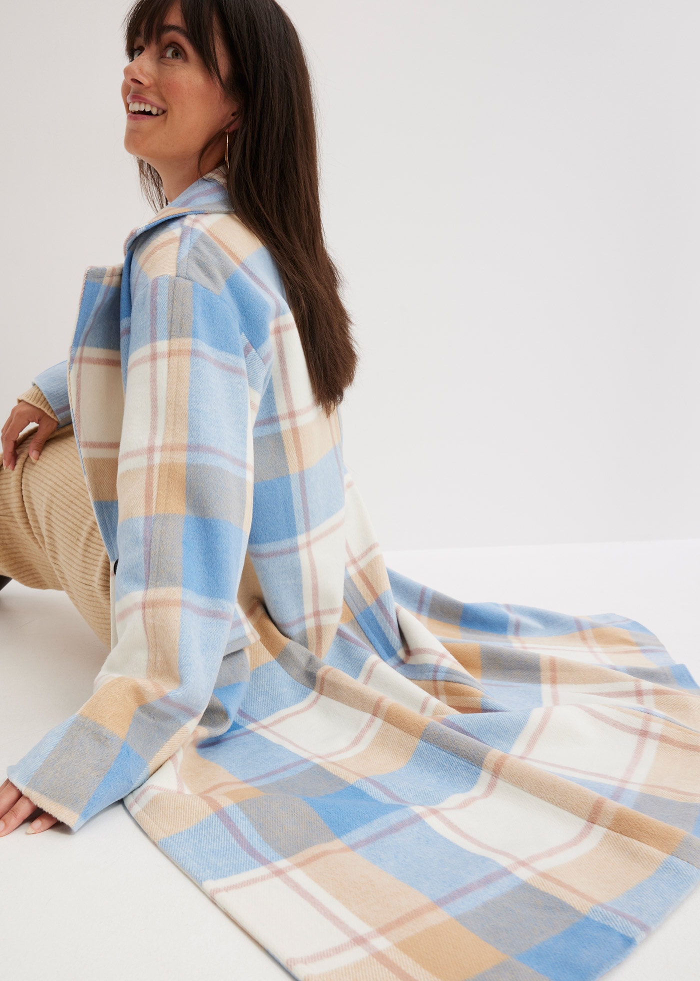 bonprix Langmantel »Oversize-Mantel n Wolloptik« Oversize-Passform, mit Reverskragen, mit Pattentaschen