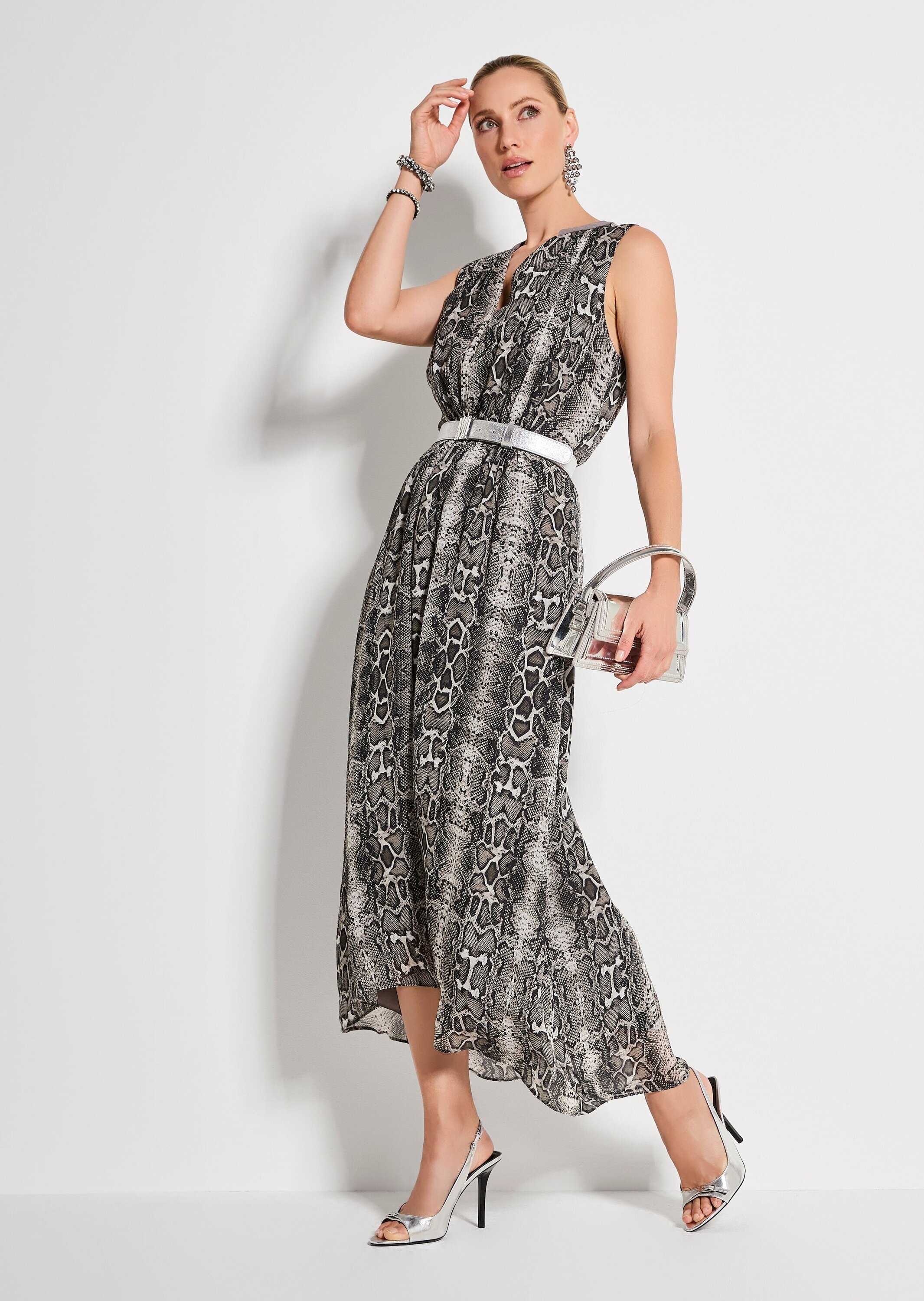 MADELEINE Midikleid »Chiffonkleid Sommerkleid mit Schlangenmuster« Kleid hinten länger als vorne
