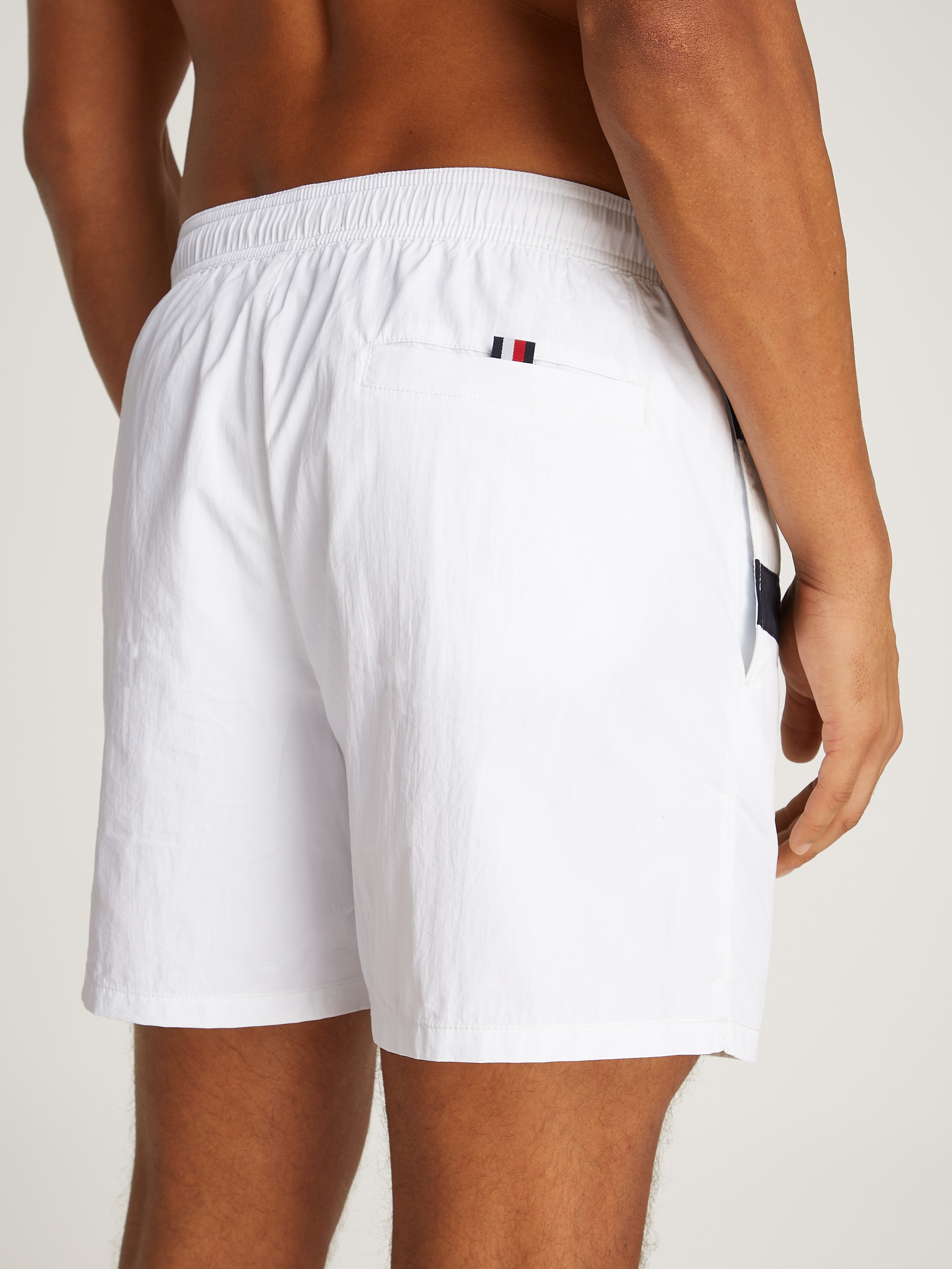 Tommy Hilfiger Swimwear Badeshorts »MEDIUM DRAWSTRING«, mit großem Logo
