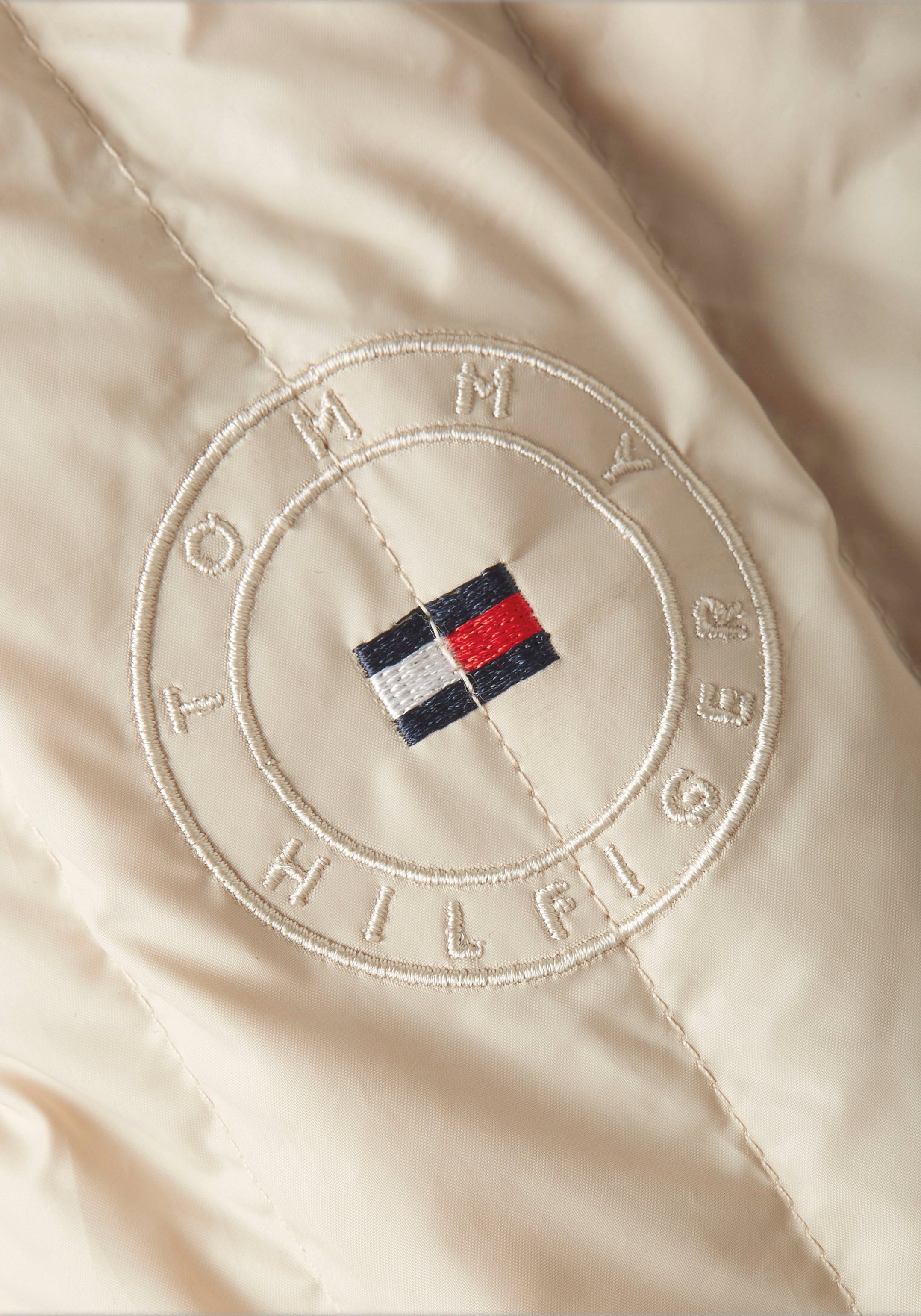 Tommy Hilfiger Daunenjacke »FEMININE LW DOWN JACKET«, mit Kapuze, mit Logostickerei