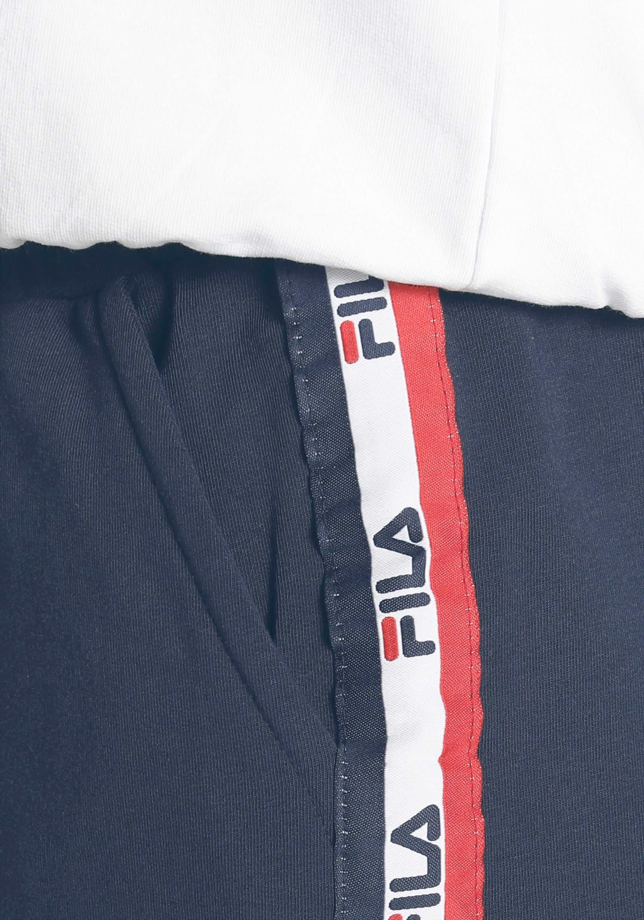 Fila Shorty, (Set, 2 tlg.), mit Brust-Logo und kontrastiertem Logo-Band seitlich an der Hose