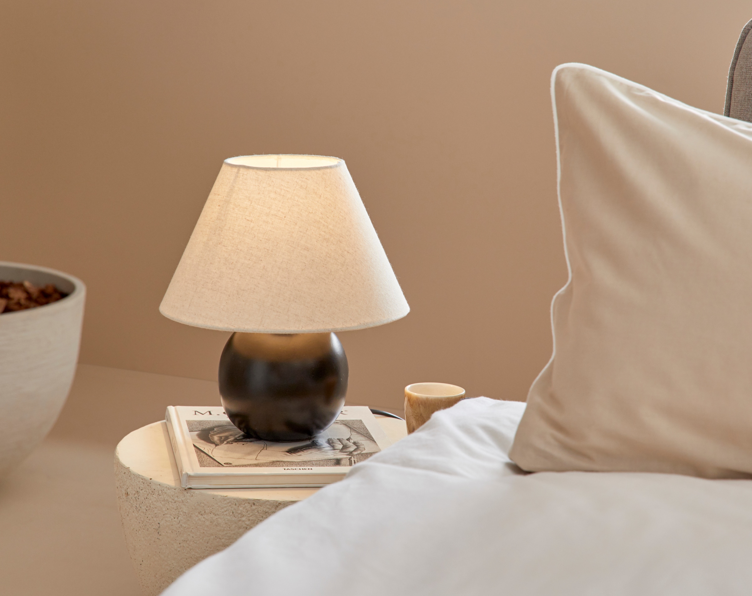 LeGer Home by Lena Gercke Schreibtischlampe »Amara, Tischlampe mit Schnurschalter exkl 1x E27 max 40W, Stoffschirm«, 1 flammig, Leuchtmittel E27 | Leuchtmittel wechselbar, Keramik Fuß, Schirm beige Kegelform, Höhe 29cm Ø 25cm Nachttischlampe