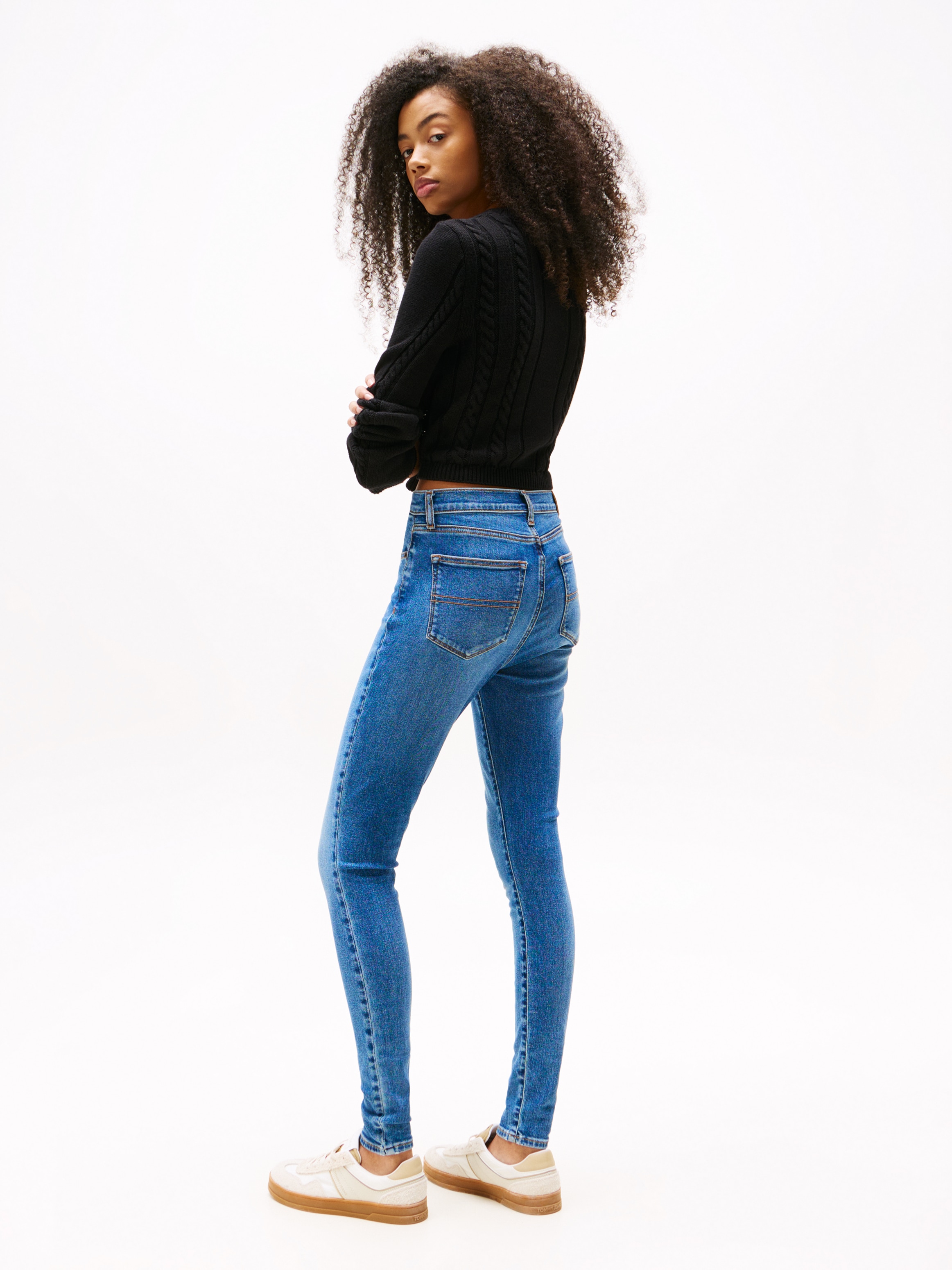 Tommy Jeans Bootcut-Jeans »SYLVIA HGH FLR«, Weite Beinform und Logo Stickerei auf der Gesäßtasche
