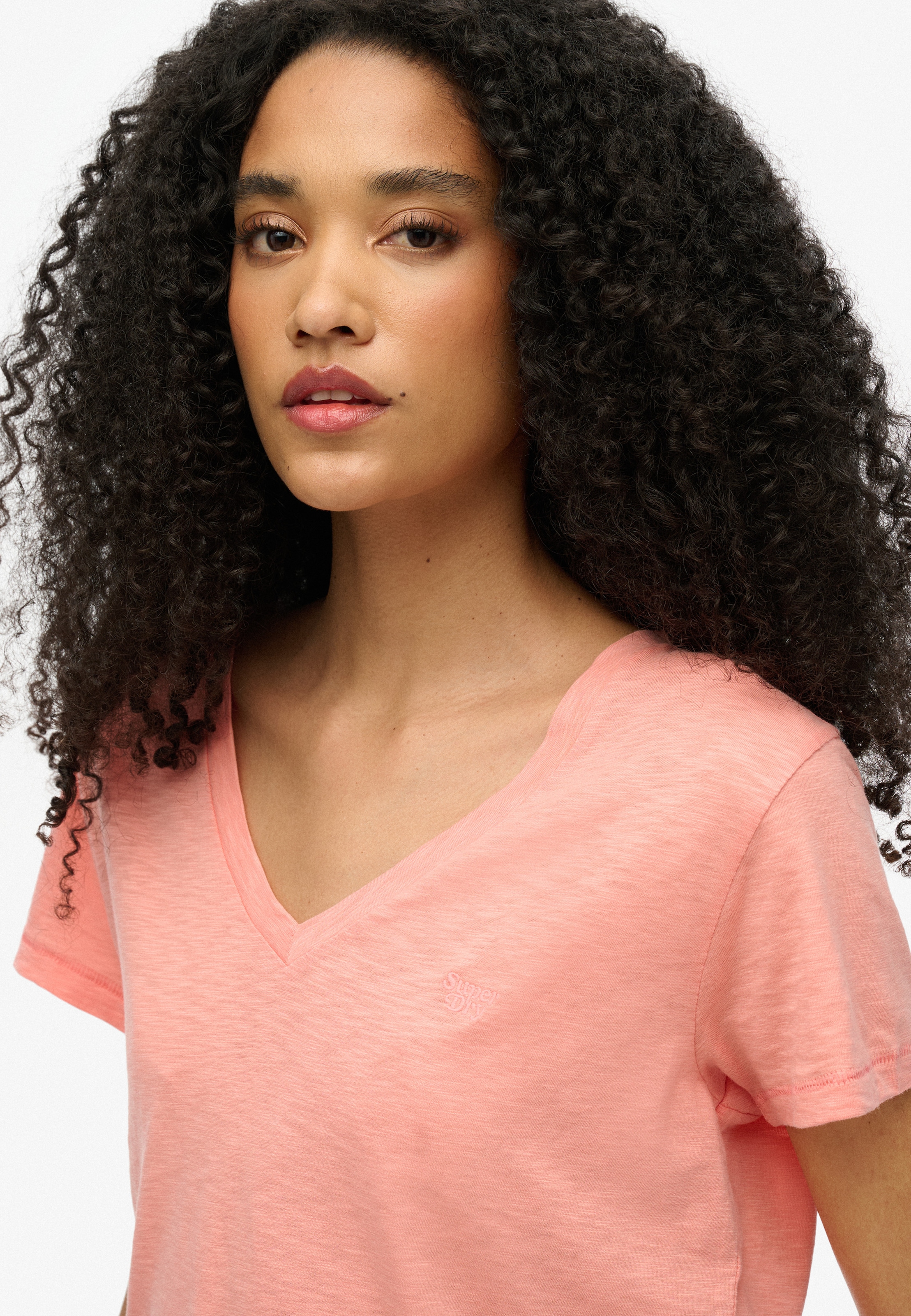 Superdry V-Shirt »STUDIOS SLUB EMB VEE TEE«, strukturiertes T-Shirt mit V-Ausschnitt und Stickerei