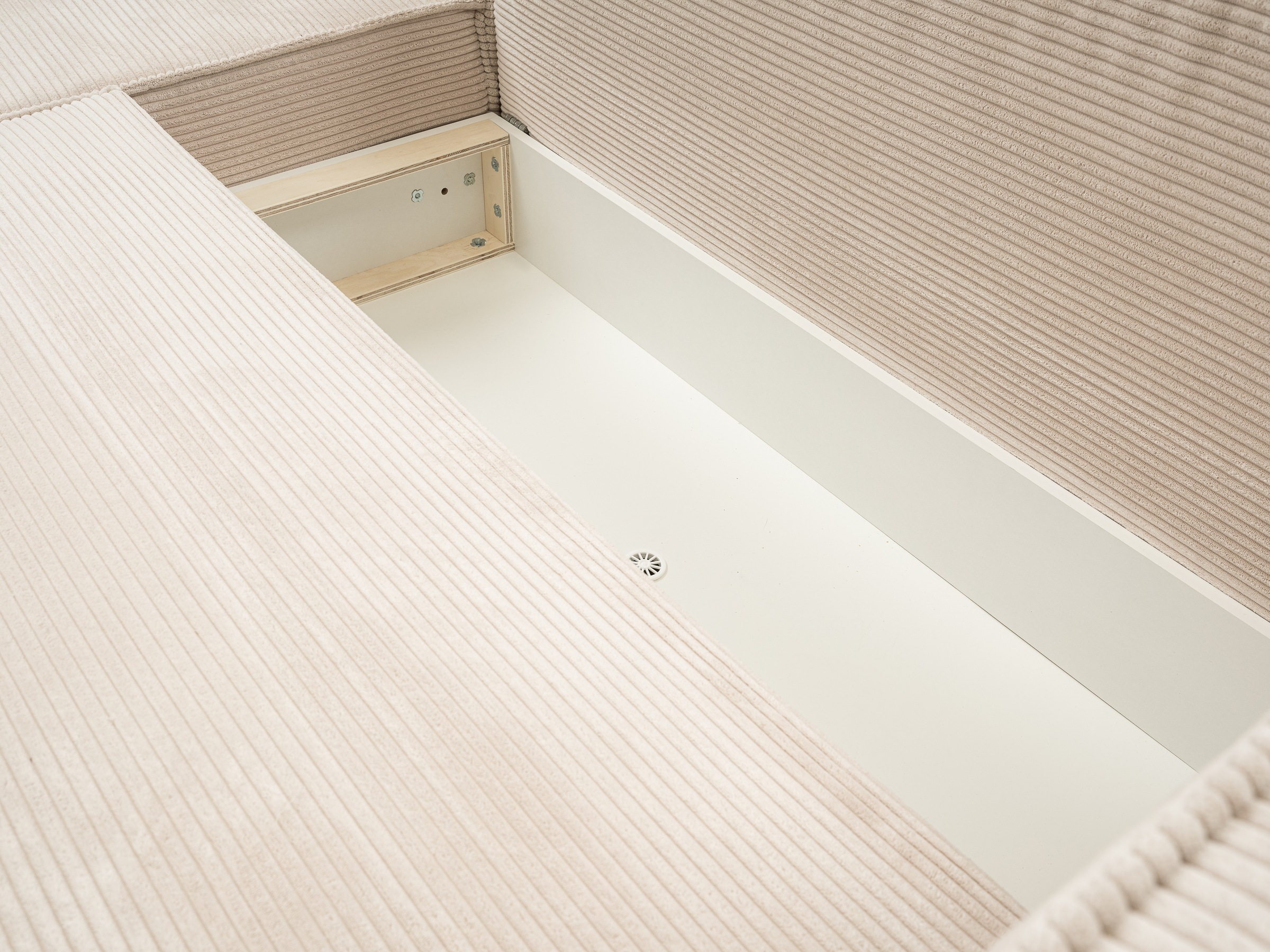 WERK2 Ecksofa »Atlanta-New, modernes Design, Stellmaße 295x182 cm, L-Form, Kedernaht« hoher Komfort, Schlaffunktion & Bettkasten, Cord, Natur