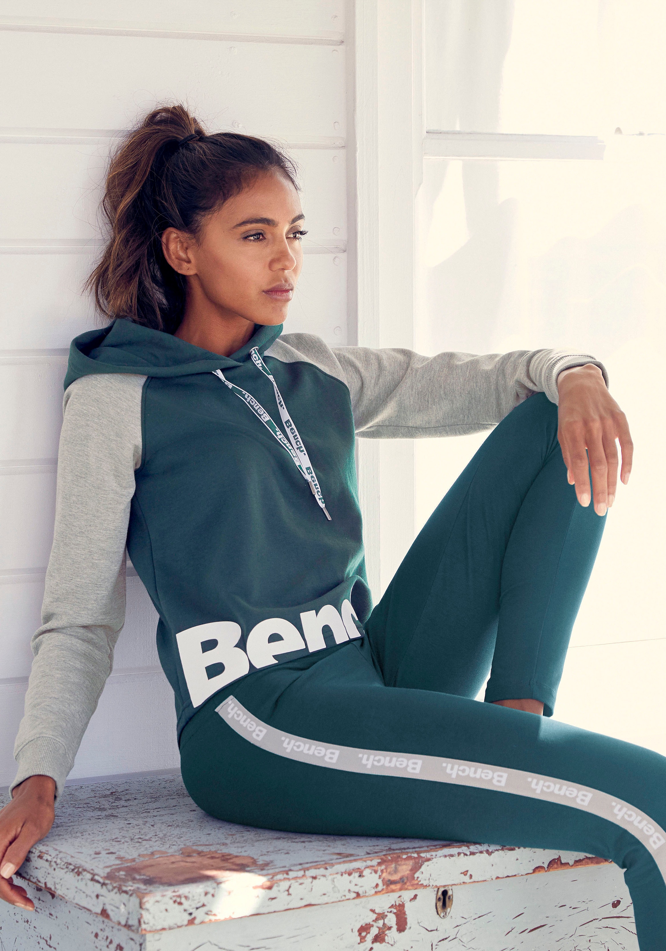 Bench. Loungewear Kapuzensweatshirt, mit farblich Ärmeln Logodruck, Loungeanzug, abgesetzten und Hoodie bei