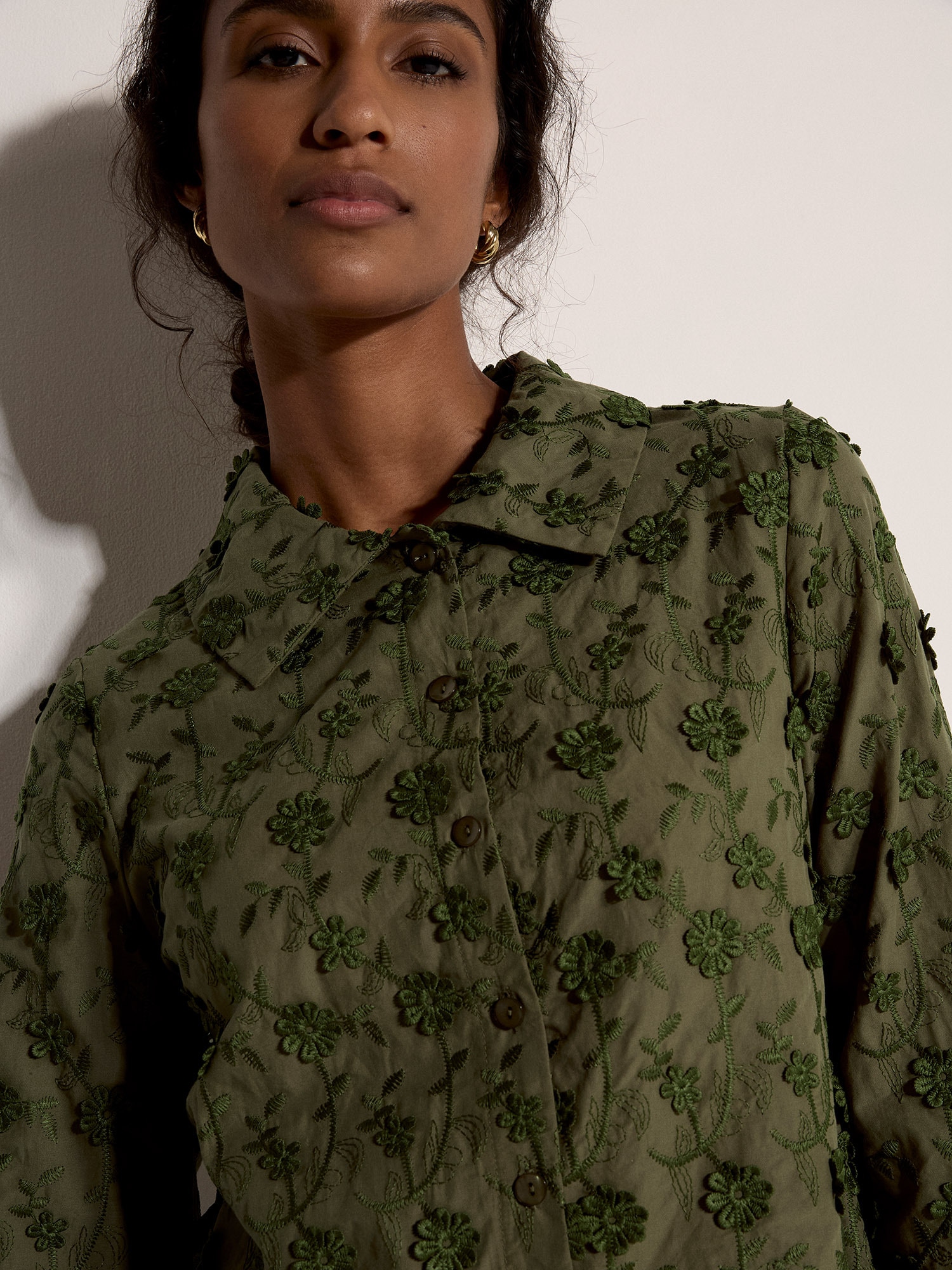 Apricot Spitzenbluse »Gekürztes Shirt mit Blumenapplikation« mit Blumenapplikation