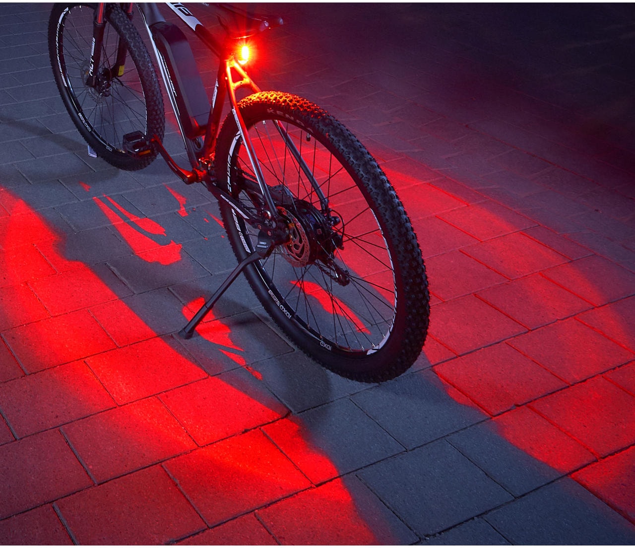 TWIN Bodenleuchte Fahrrad-Rücklicht mit zusätzlicher FISCHER Akku mit (2), bei Bodenbeleuchtung«, Rücklicht »FISCHER Fahrrad