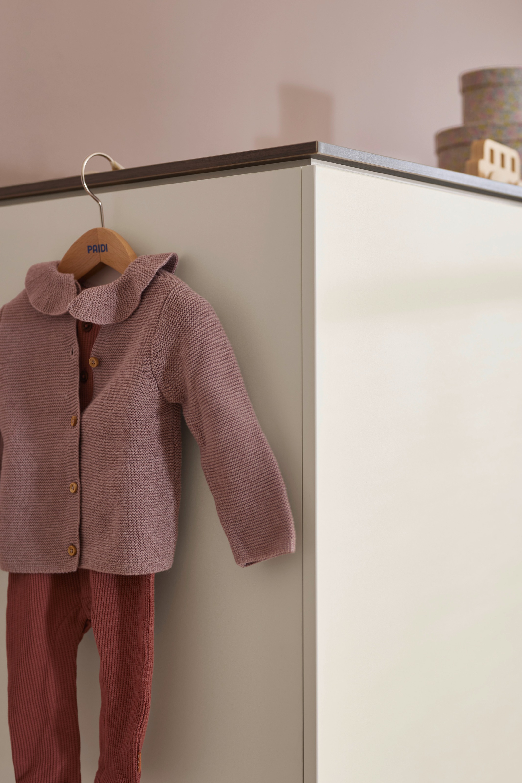 YUNY by PAIDI Kleiderschrank »LOVELY ALIV inkl. Kleiderstangen und Einlegeböden« Off-White, zertifizierte Qualität, Push-to-open