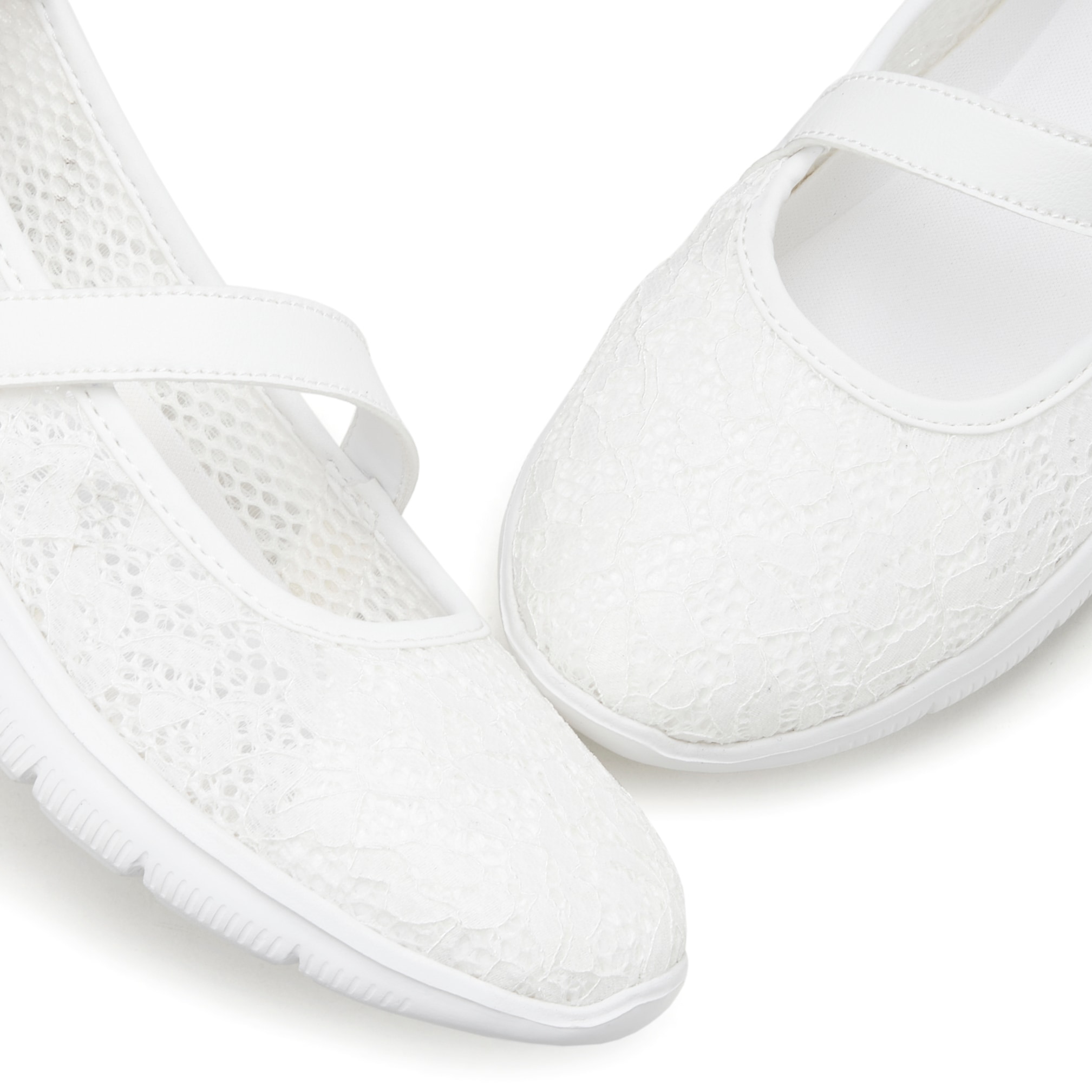 LASCANA Slipper, Halbschuh superleicht und bequem mit modischer Spitze VEGAN