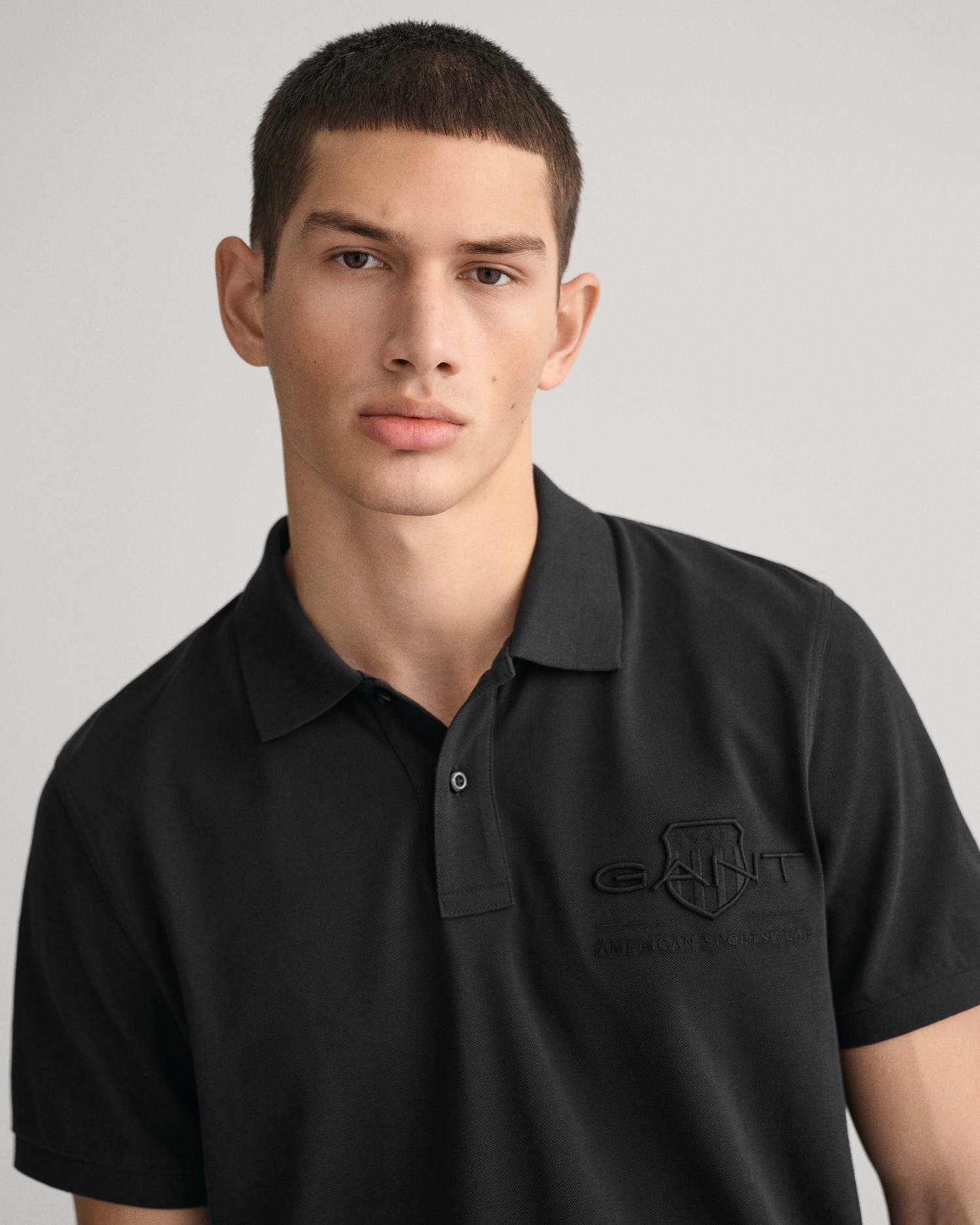 Gant Poloshirt »REG TONAL SHIELD SS RUGGER«, Ton in Ton Stickerei auf der Brust