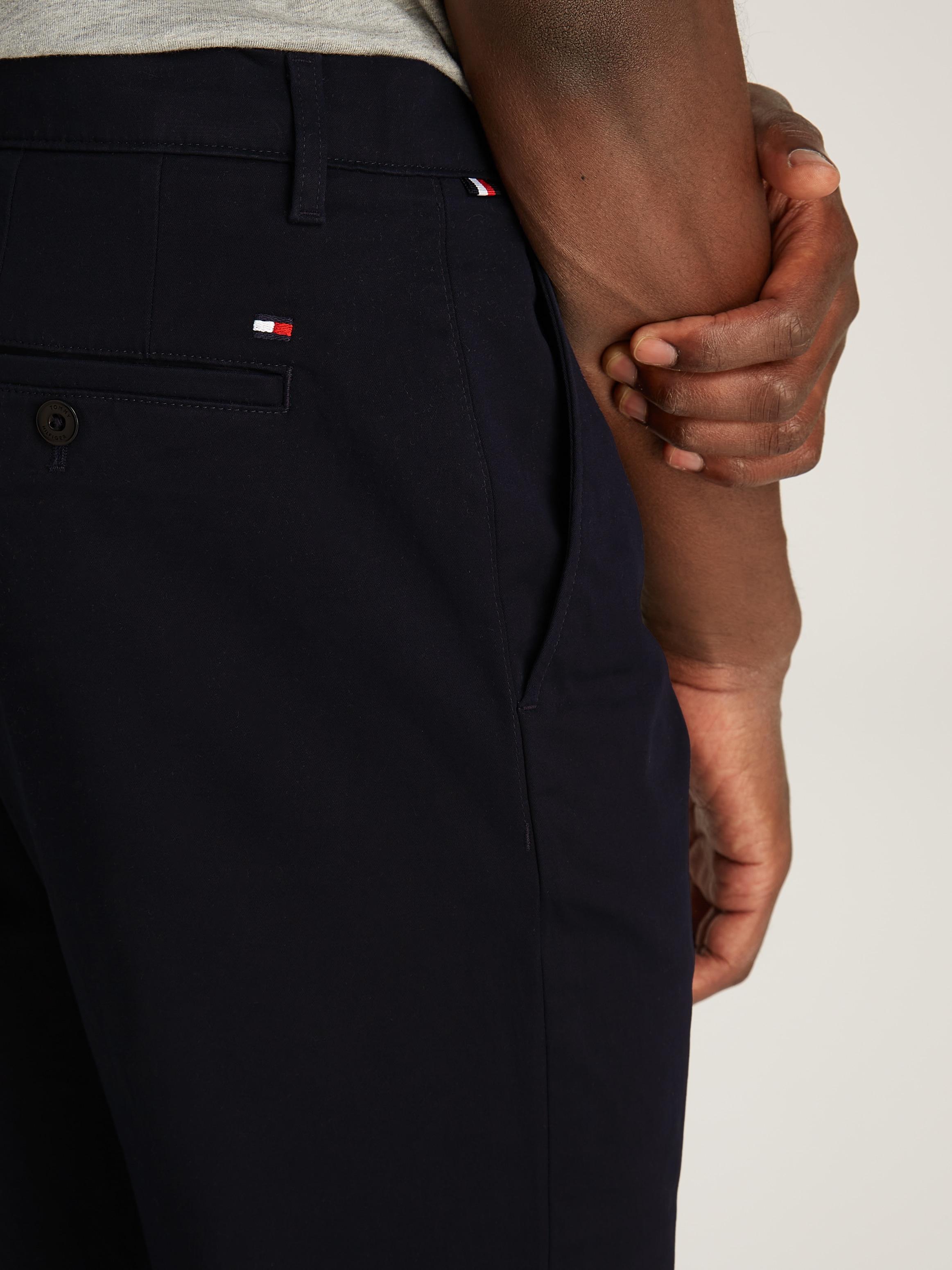 Tommy Hilfiger Chinohose »DENTON CHINO SATIN«, mit Gesäßtaschen mit Knopf, Logostickerei