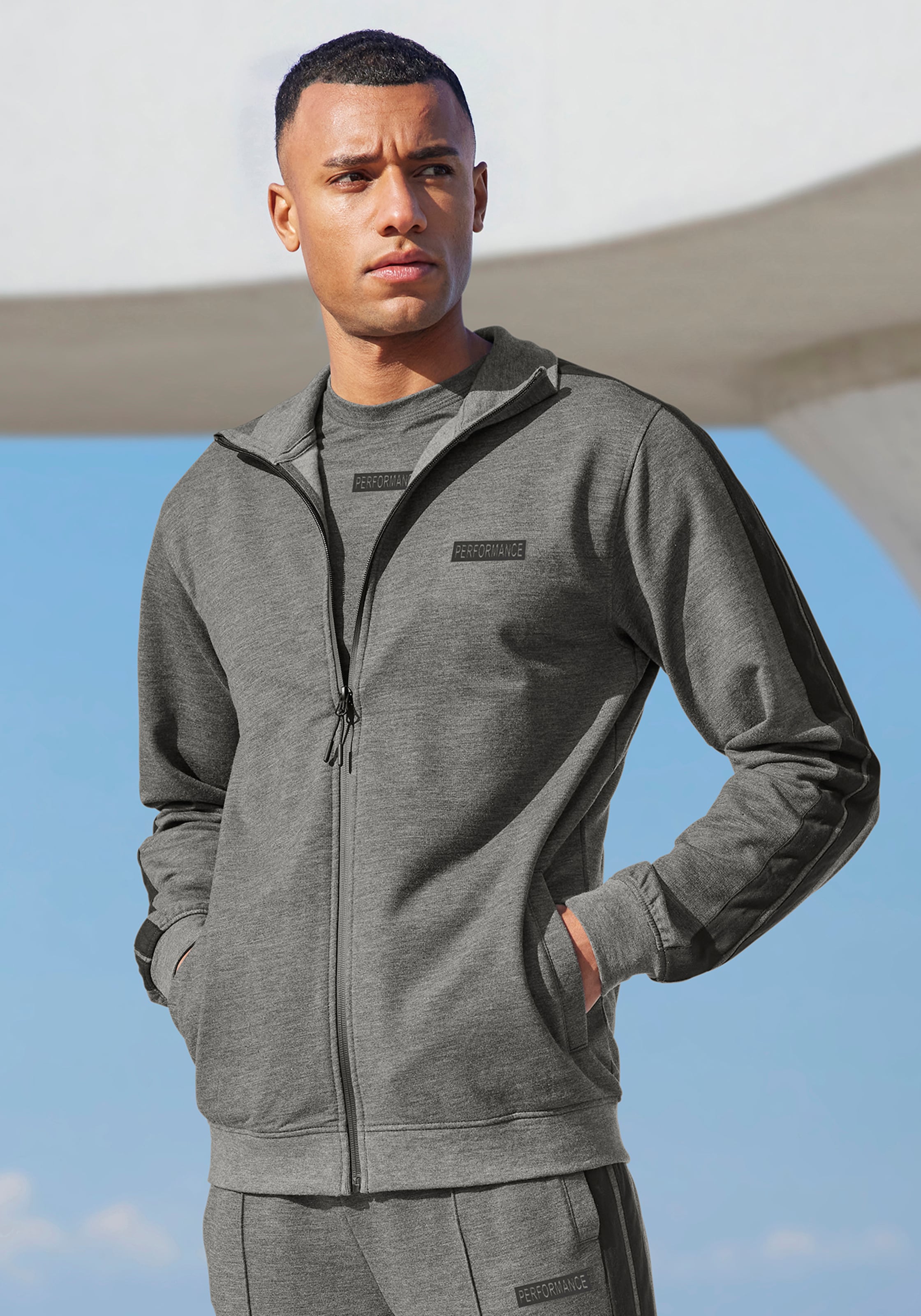 AUTHENTIC LE JOGGER Sweatjacke, mit seitlichen Streifen und Taschen