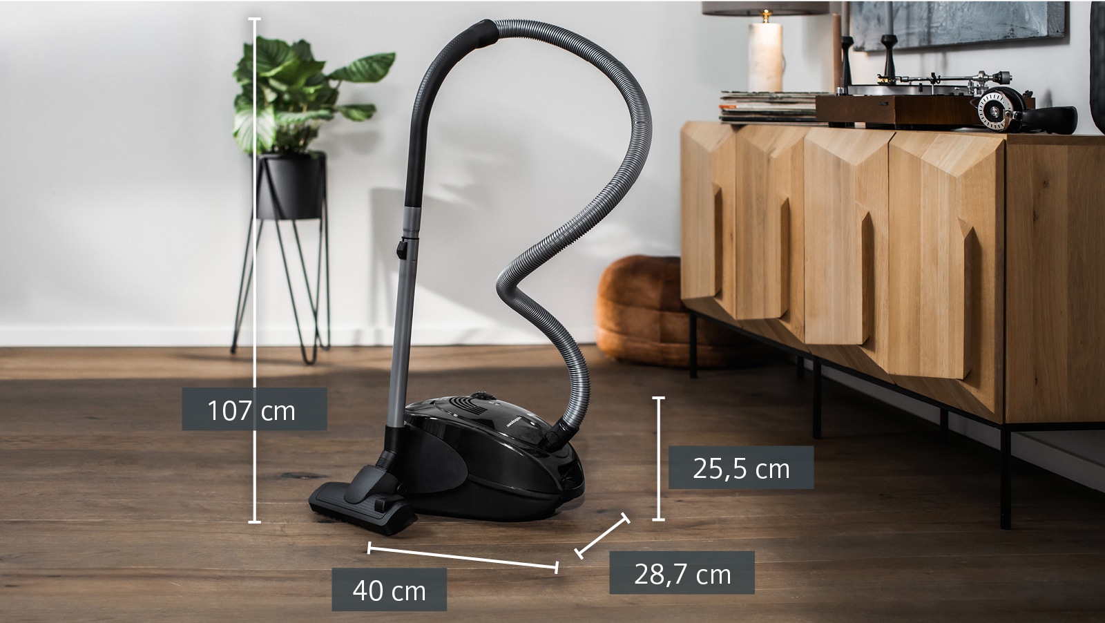 SIEMENS Bodenstaubsauger »synchropower VS06A212, Made in Germany, Hygiene-Filter, kompakt« 600 W mit Beutel hohe Saugkraft, spezielle Hartbodendüse, integriertes Zubehör, schwarz