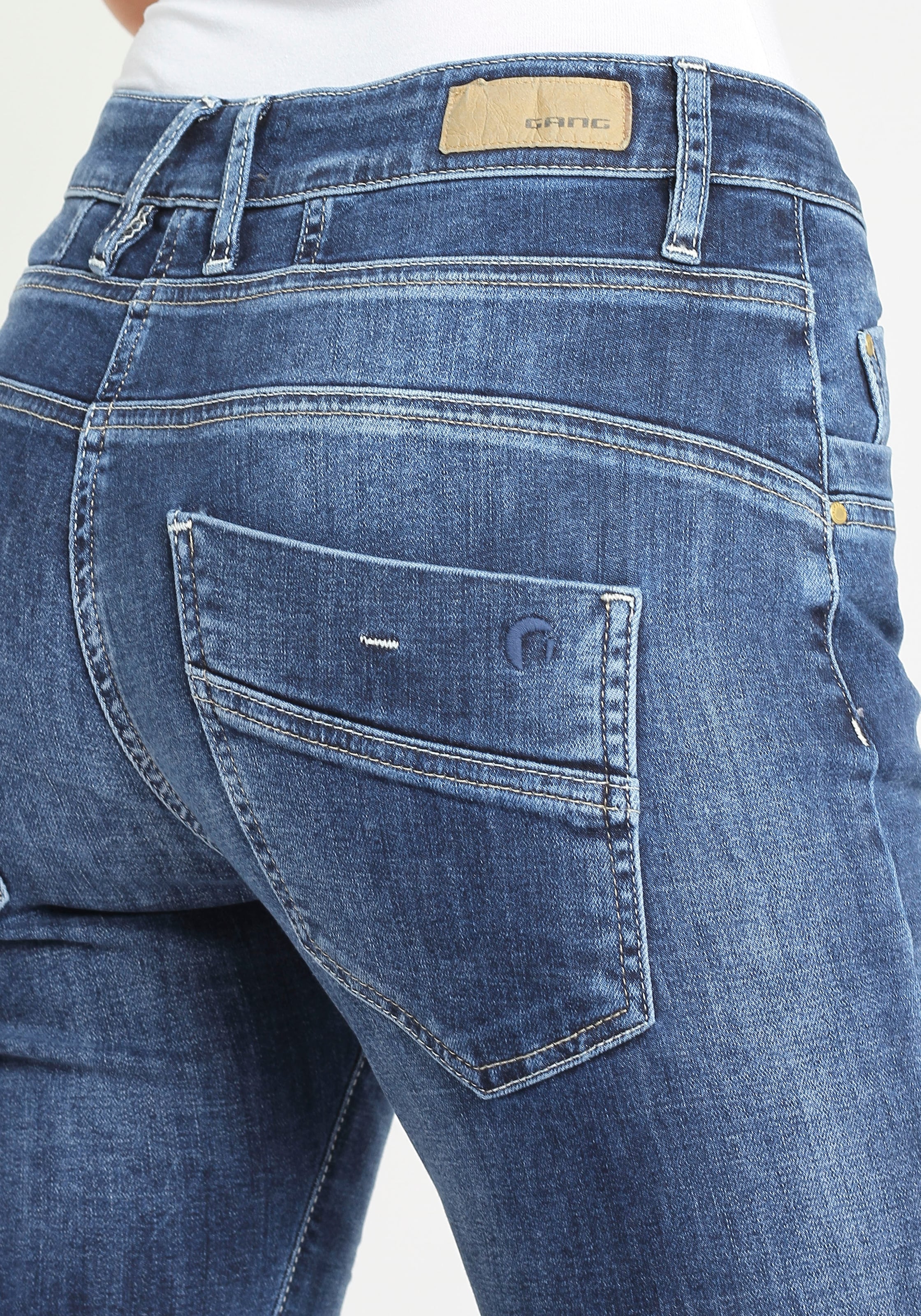 »94GERDA«, mit ♕ Relax-fit-Jeans bei Knopfleiste GANG halb offener