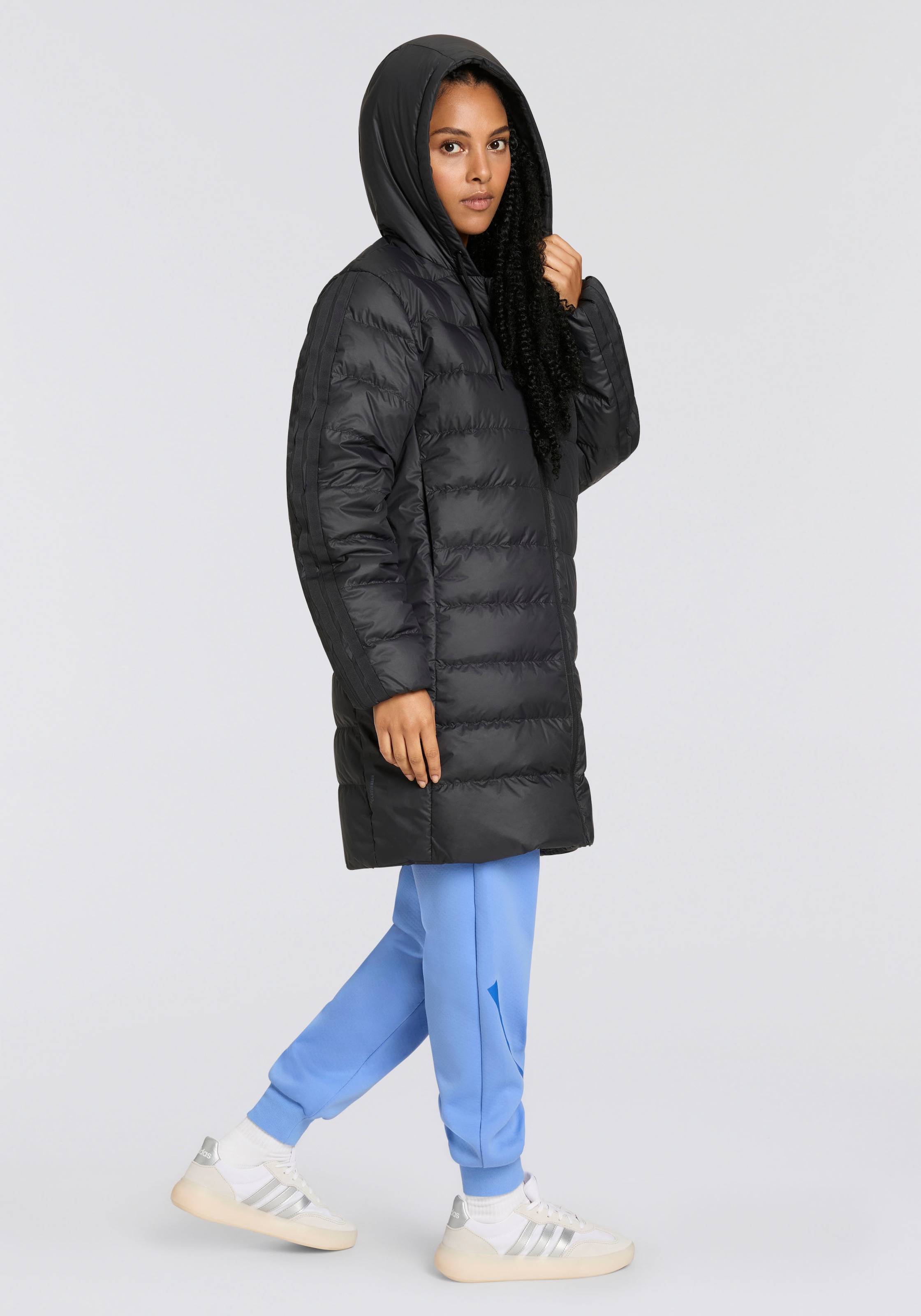 adidas Sportswear Daunenjacke »ESSENTIALS CLIMAWARM 3-STREIFEN LIGHT DAUNENPARKA MIT KAPUZE« für Erwachsene, mit wärmender Wattierung aus Entendaune und Federn