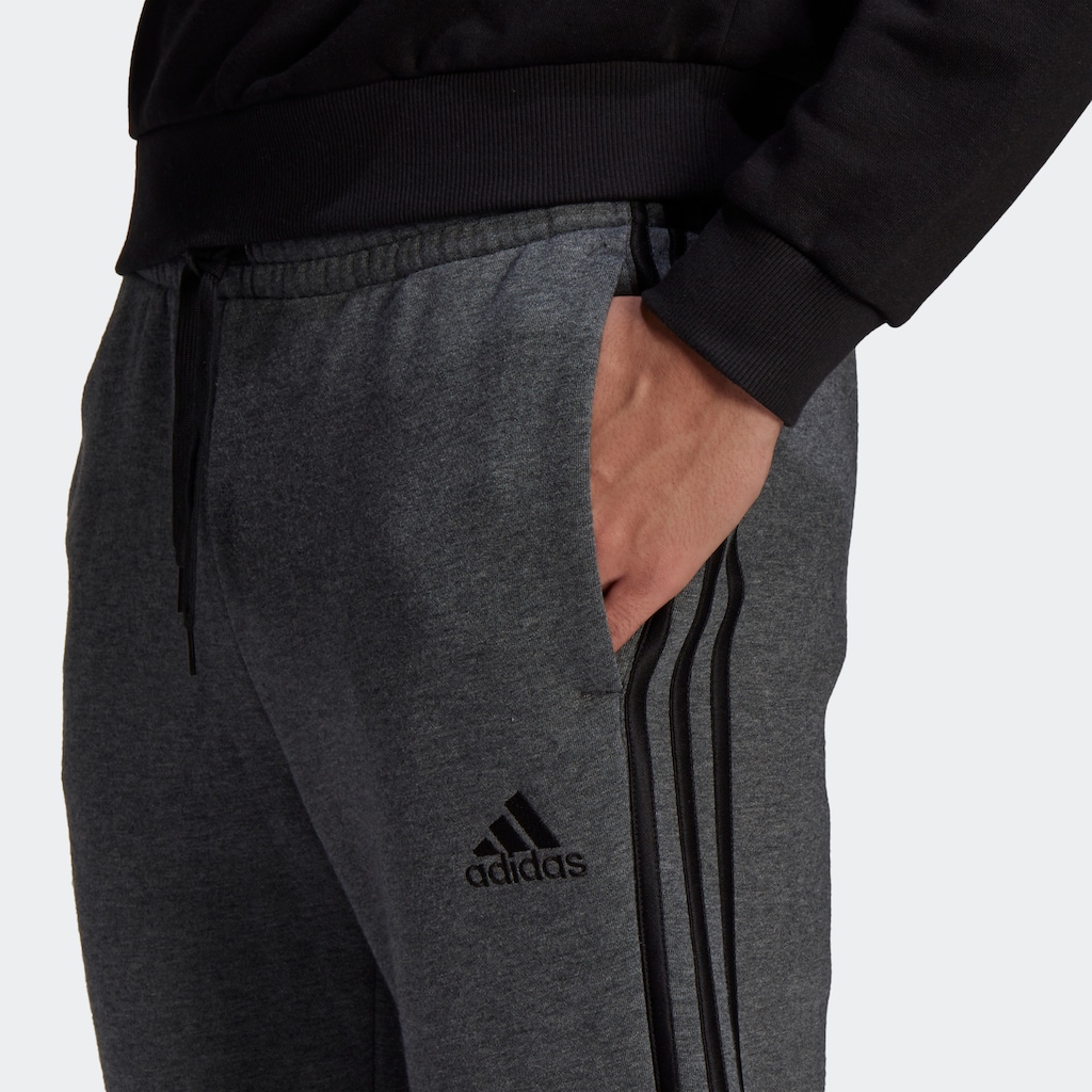 adidas Sportswear Sporthose »ESSENTIALS FLEECE TAPERED CUFF 3STREIFEN HOSE«, (1 tlg.)