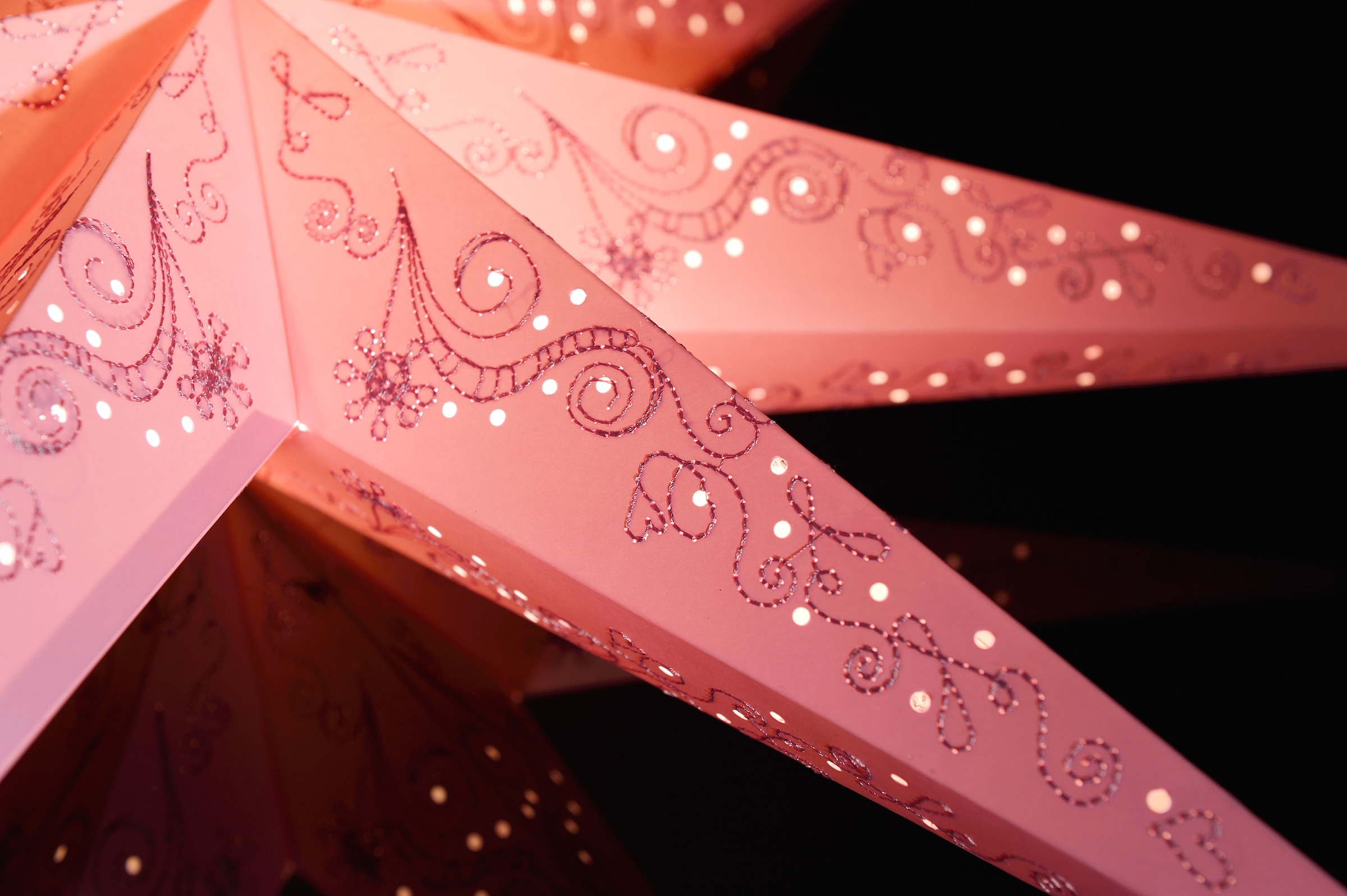 KONSTSMIDE Dekostern »Weihnachtsstern, Weihnachtsdeko«, (1 St.), Papierstern, LED Stern, perforiert und pink bestickt, 7 Zacken
