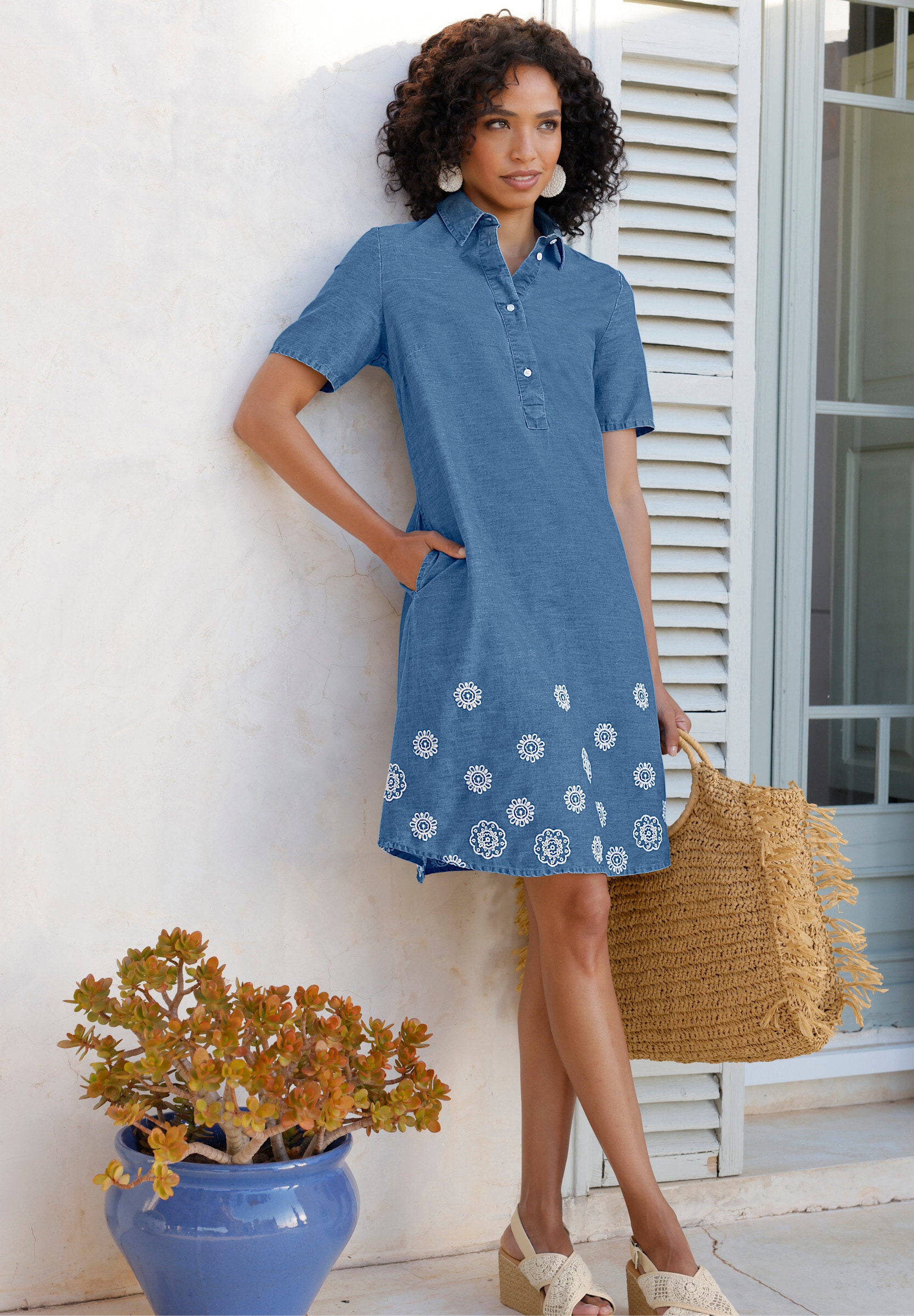 heine Hemdblusenkleid »Jeans-Kleid Jeanskleid mit floraler Stickerei« Ohne Taschen