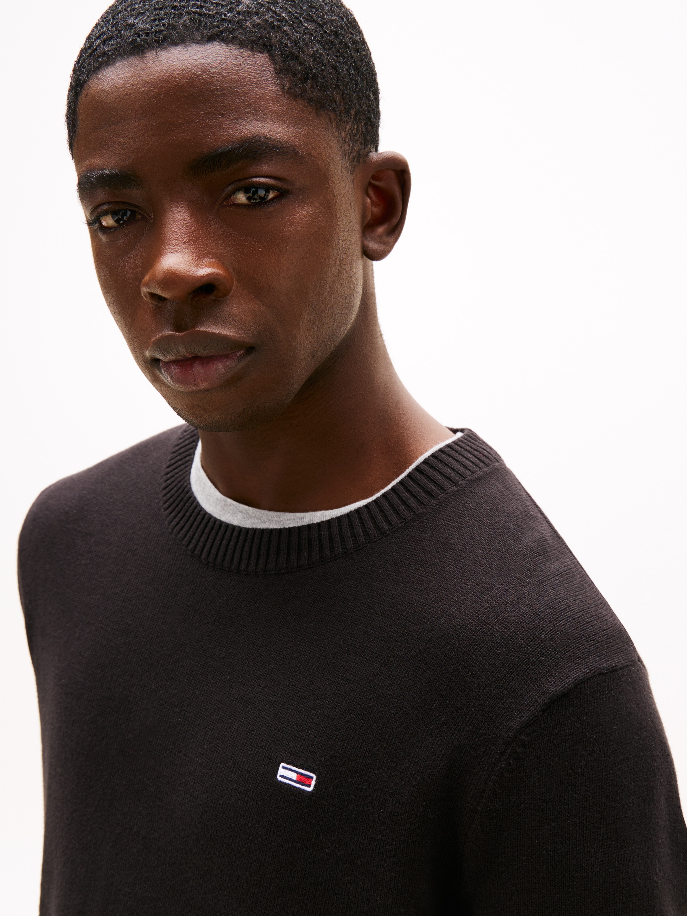 Tommy Jeans Rundhalspullover »TJM SLIM ESSENTIAL LIGHT SWEATER«, mit Flag-Patch