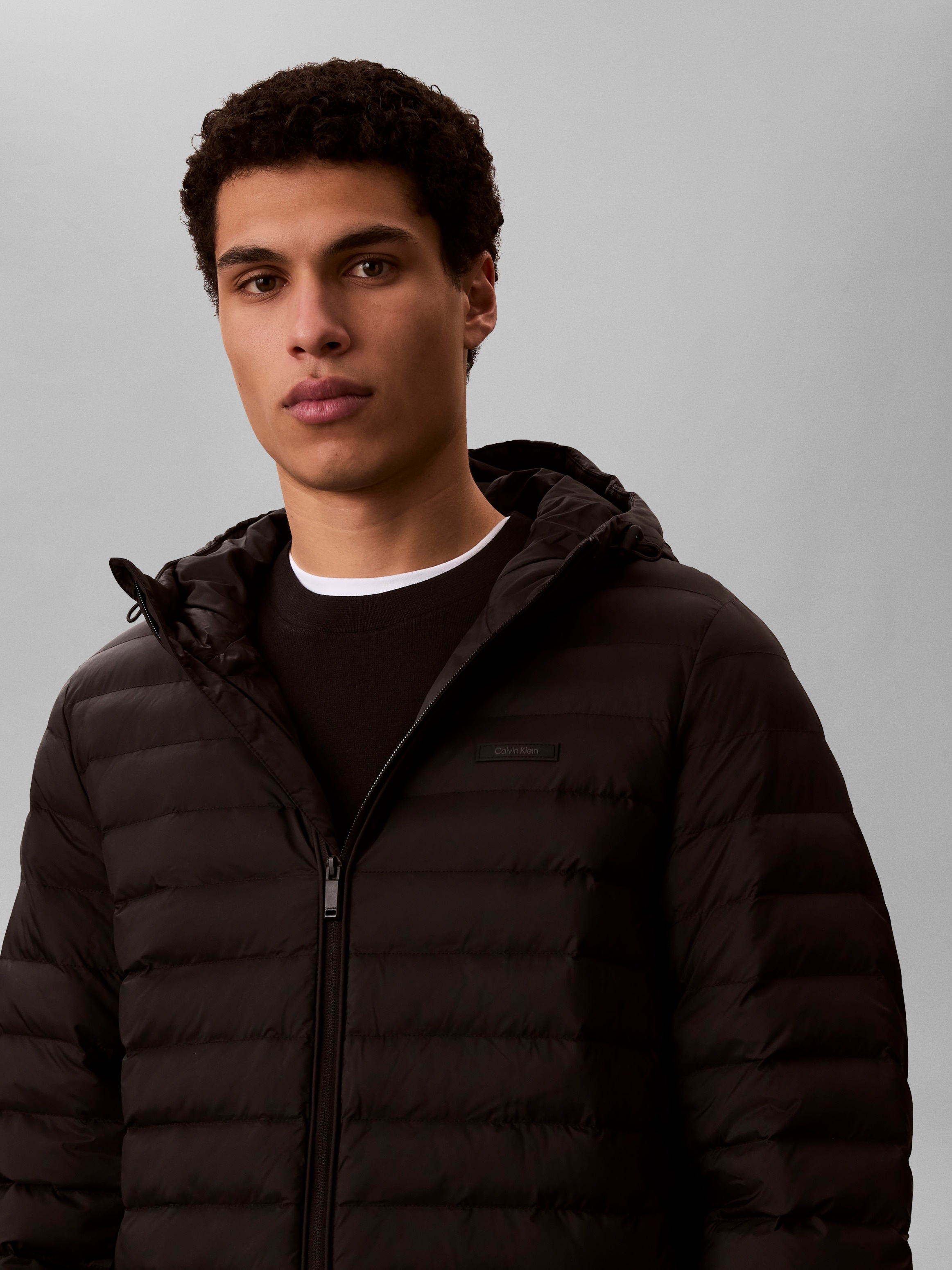 Calvin Klein Funktionsjacke »LS HOODED NYLON CHANNELED PUFFER« mit Kapuze Regular fit, mit Rundhalsausschnitt