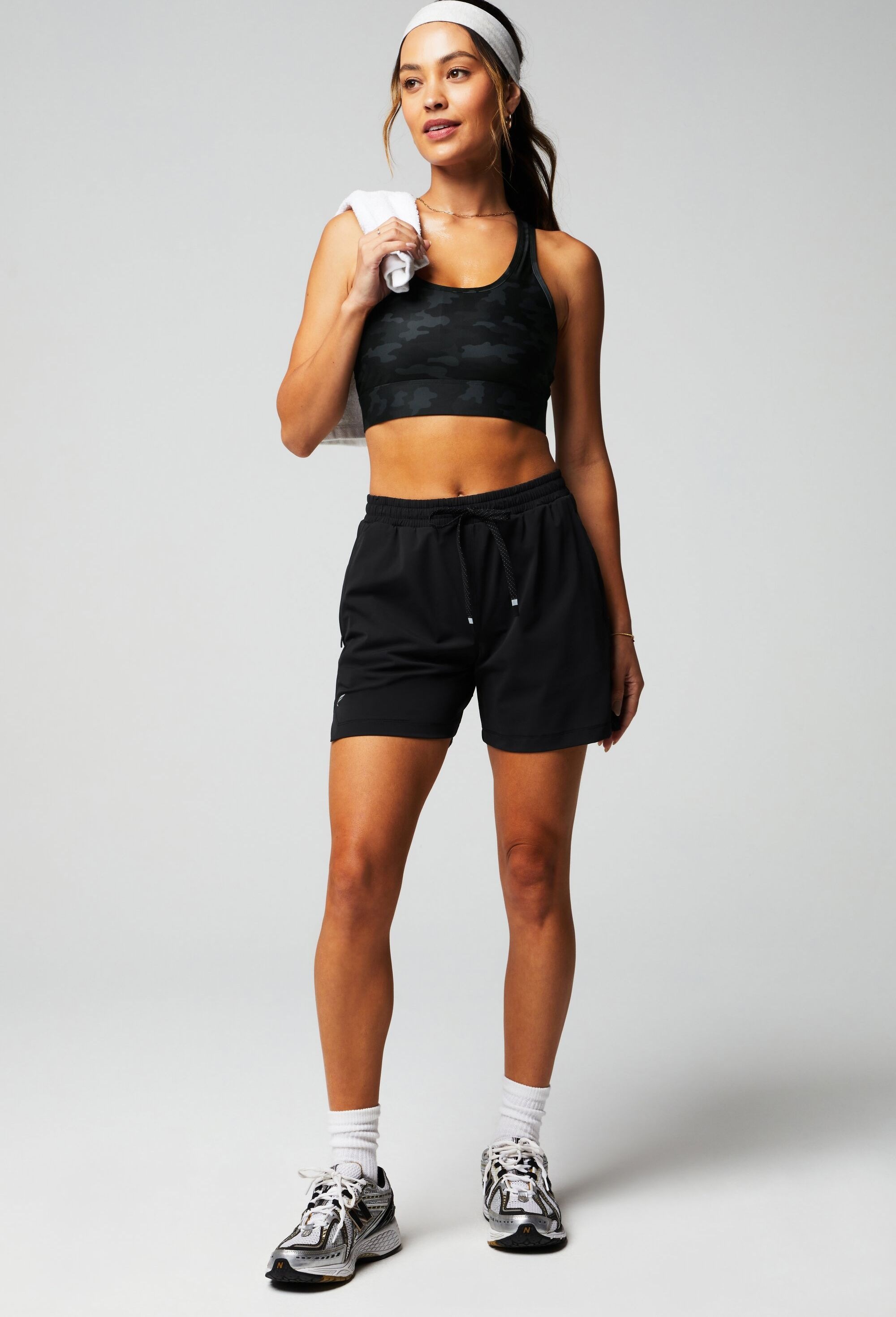 Fabletics Outdoorhose »Fabletics Shorts The One Short 12cm«  mit Reißverschlusstaschen