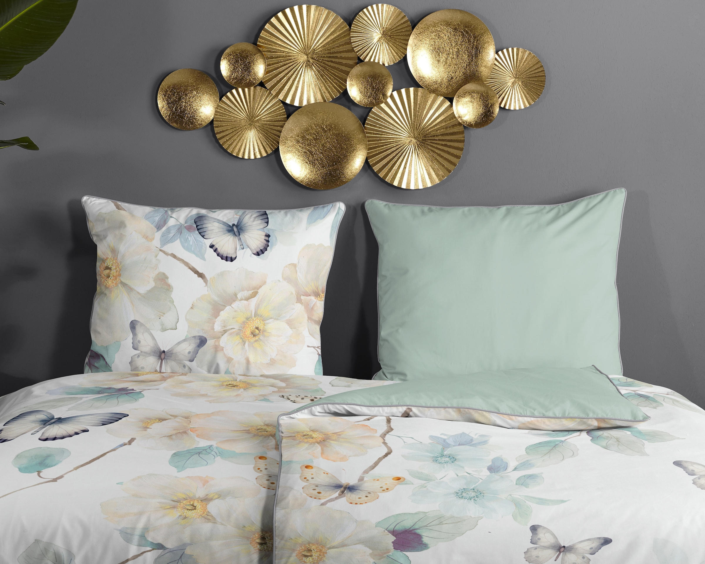 Descanso Wendebettwäsche »Adiwanya«, Satin, Reißverschluss, Paspel, Biese, Wendeoptik, Luxe, Blumen, weiß
