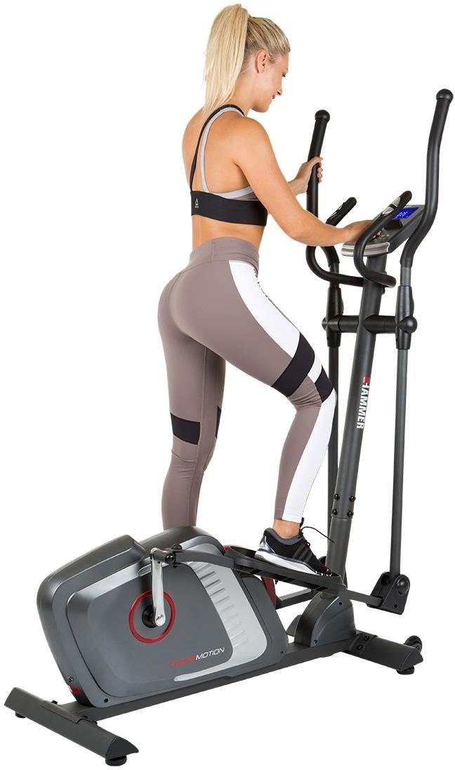 Frau trainiert auf Crosstrainer
