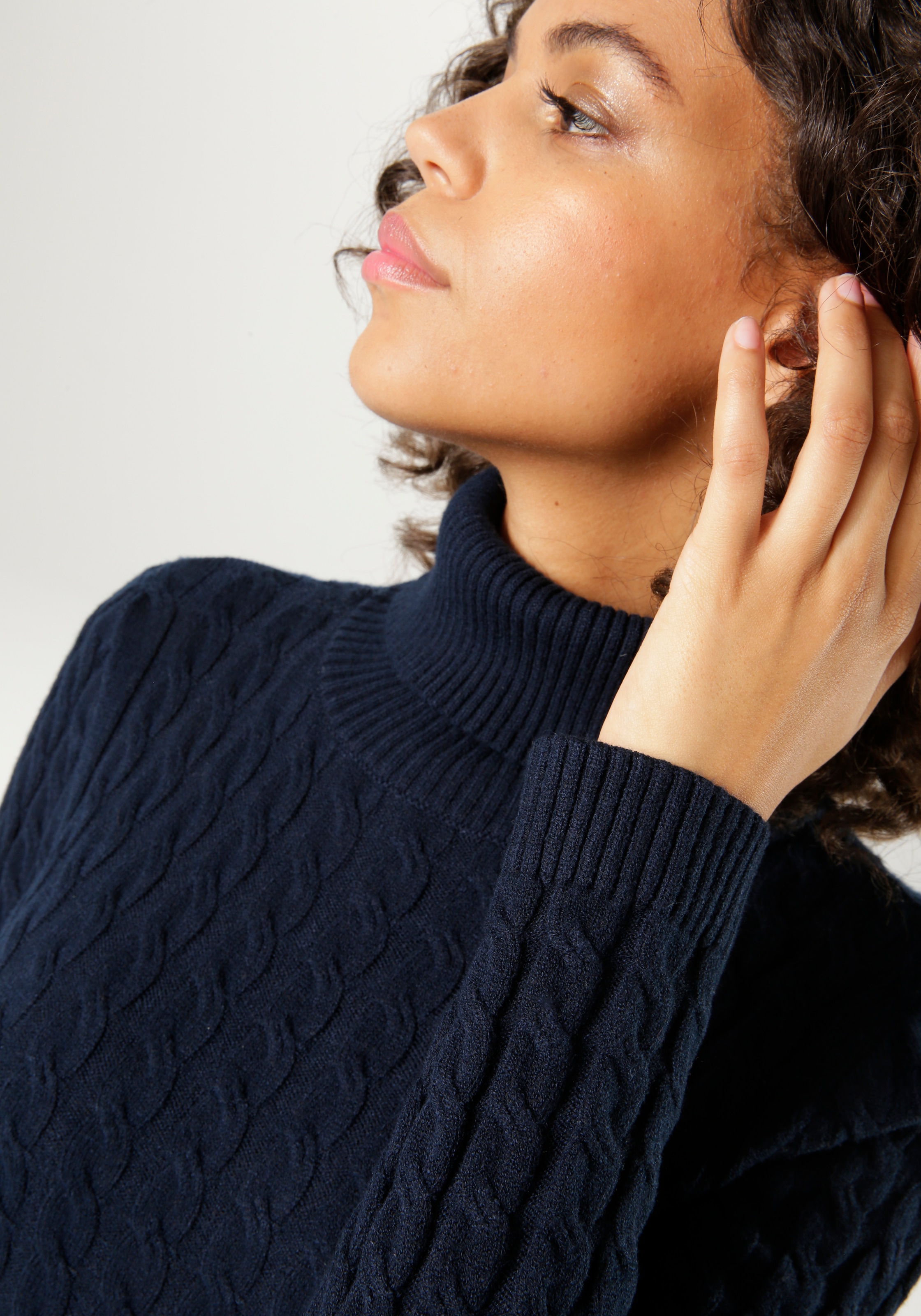 Aniston CASUAL Strickkleid, mit Zopfmuster im Oberteil und den langen Ärmeln