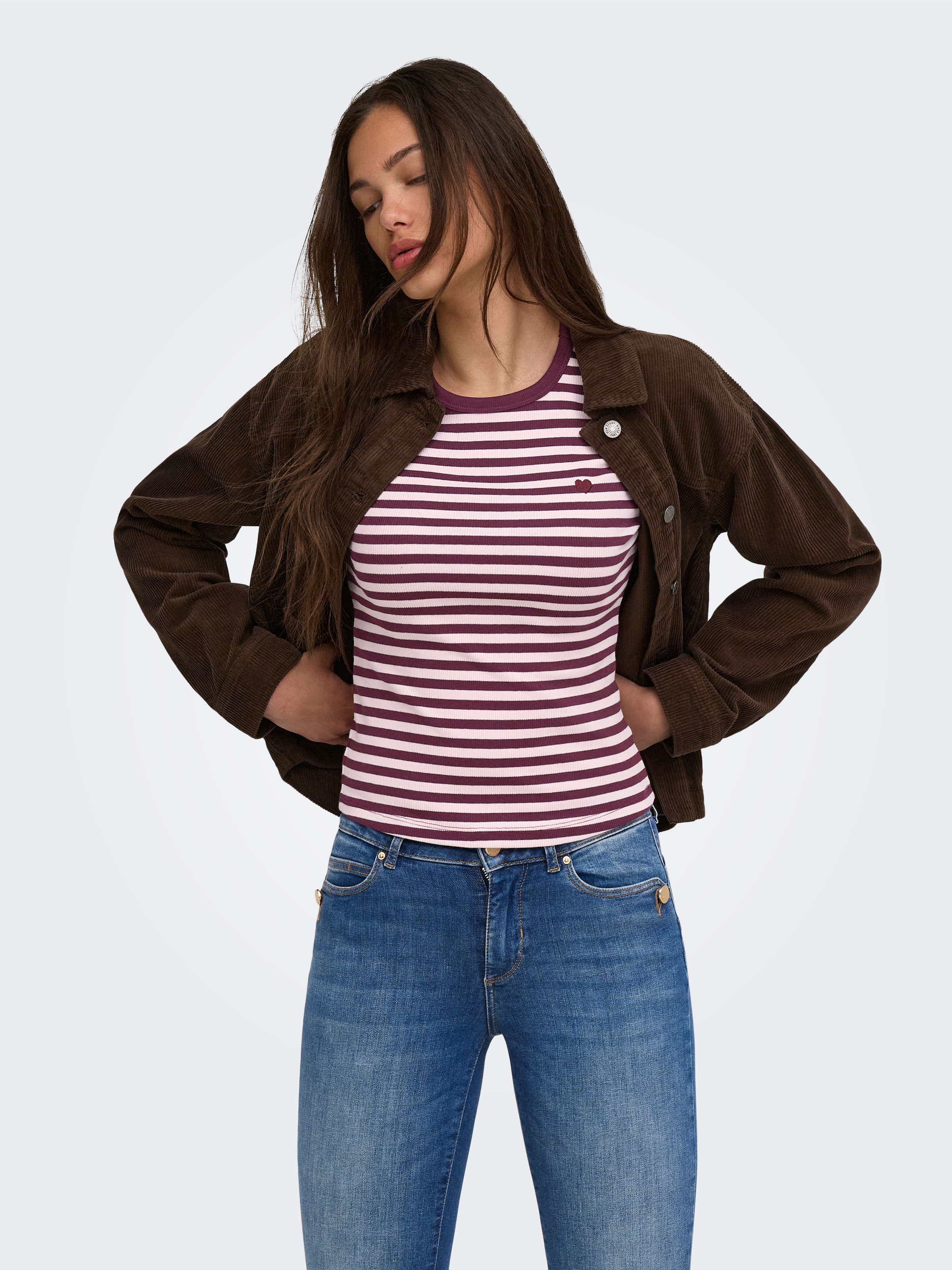 ONLY Kurzarmshirt »ONLVAL S/S O-NECK STRIPE TOP JRS« Baumwollmischung, regular fit, kleine Herz Stickerei