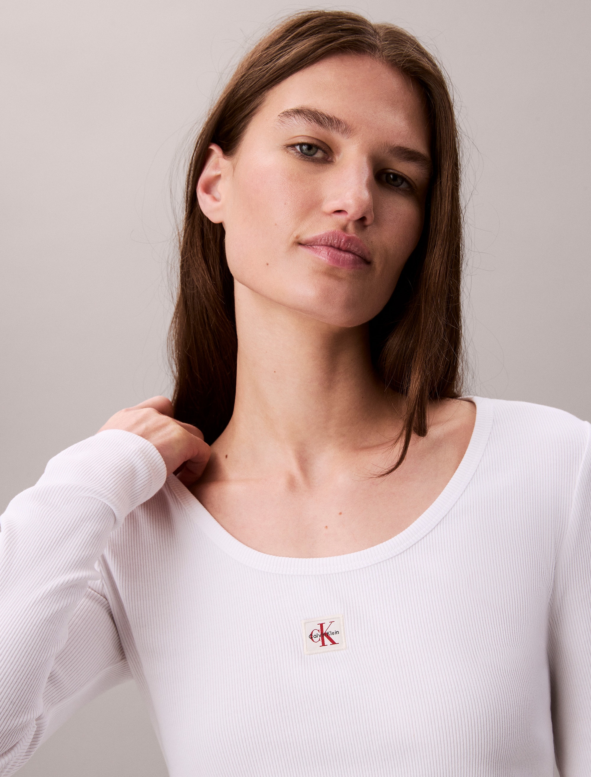 Calvin Klein Jeans Langarmshirt »LS WOVEN LABEL 2X2 RIB SCOOP NEC«, Mit Rundhalsausschnitt, regular fit