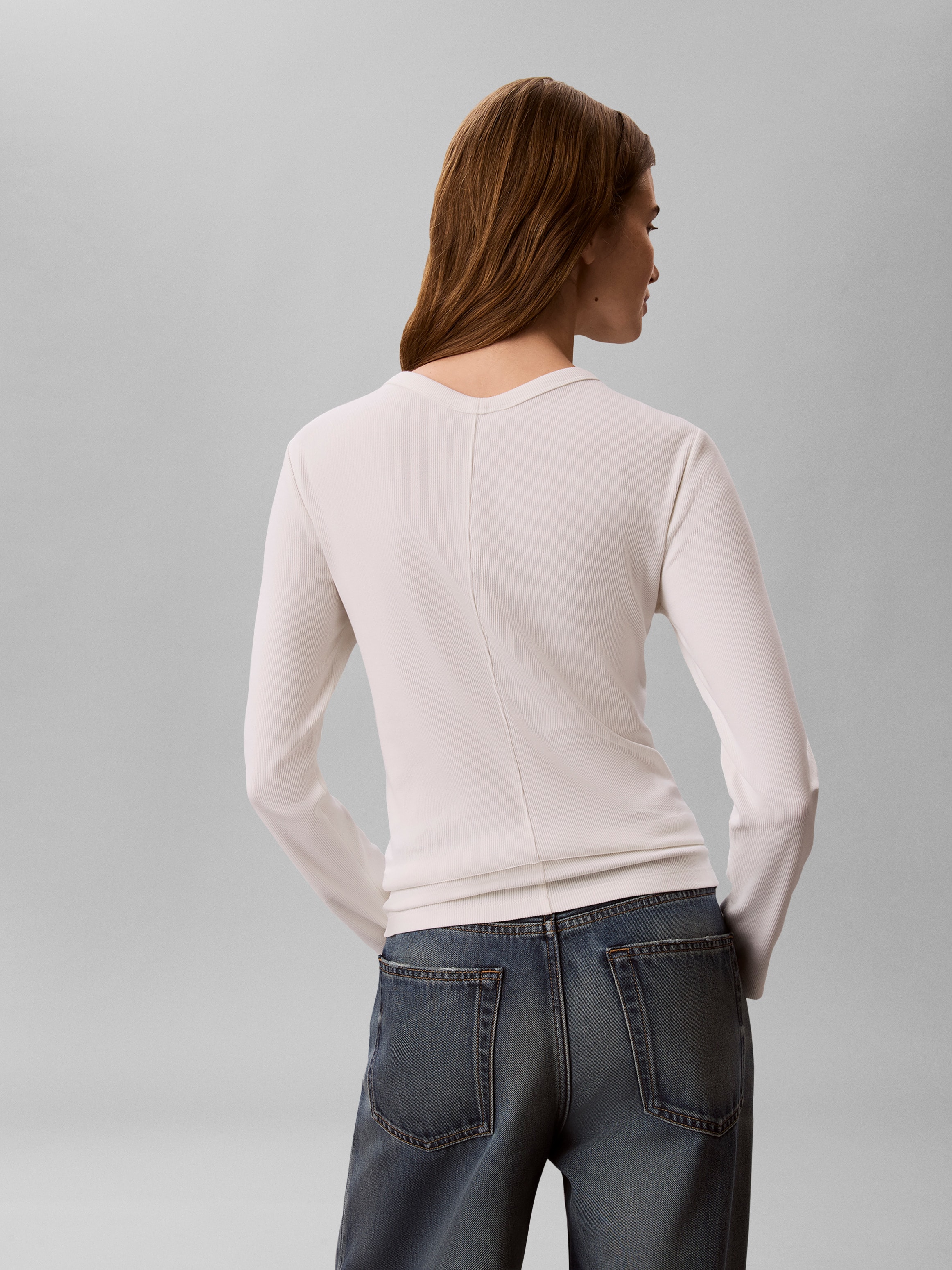 Calvin Klein Jeans Langarmshirt »WOVEN LABEL BABY RIB BUTTON« Figurbetonte Passform mit V-Ausschnitt