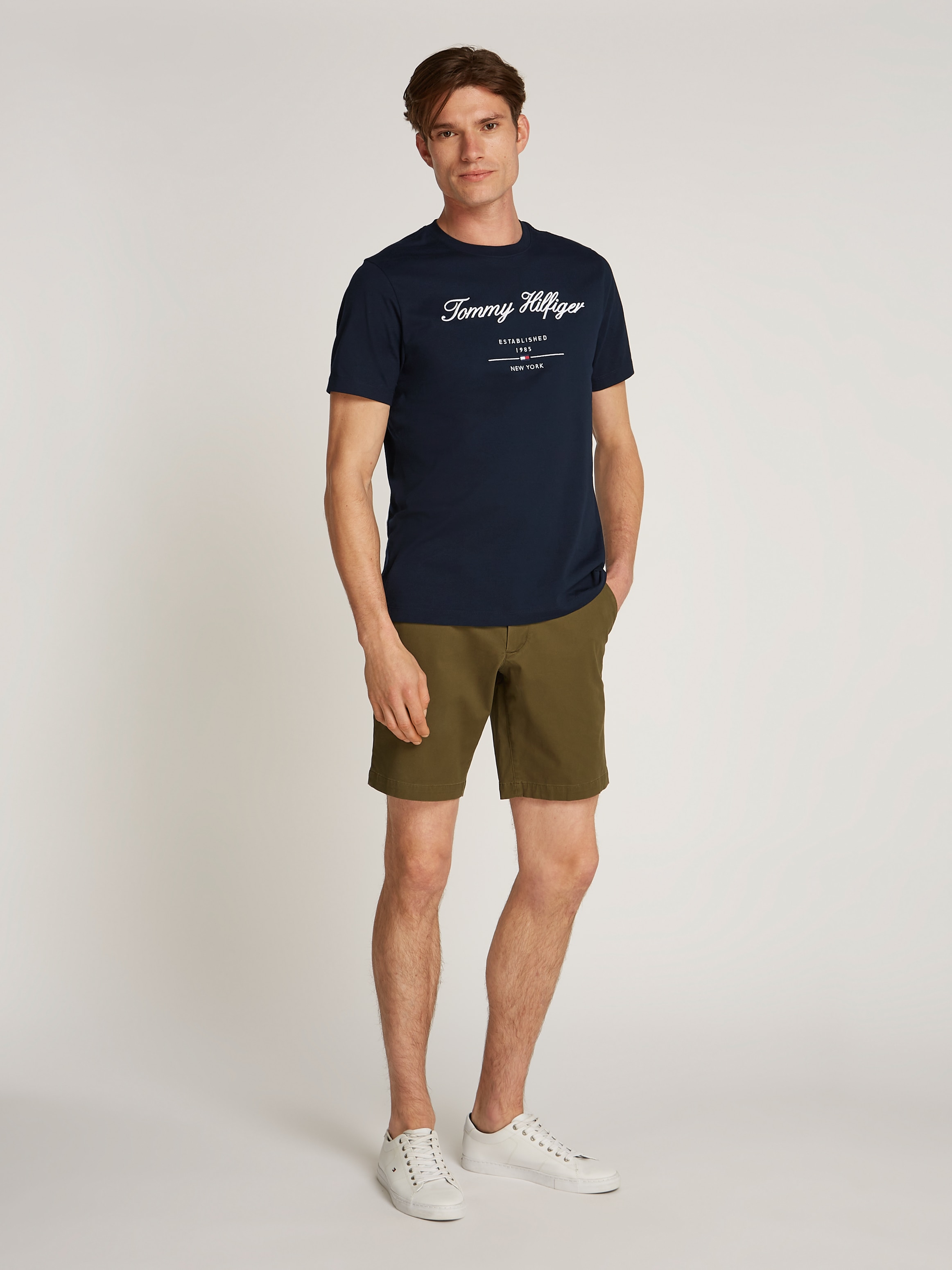 Tommy Hilfiger T-Shirt »SCRIPT LOGO TEE« mit aufgesticktem Logo