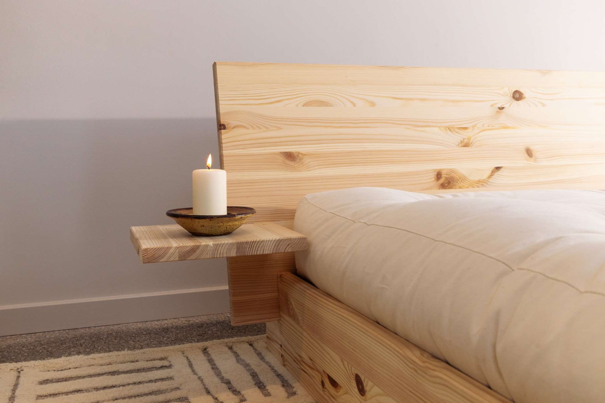 Karup Design Bettgestell »Latch Bed mit Kopfteil, FSC®-zertifiziertes Massivholz, Made in Europe« mit 2 Ablagen, inklusive Lattenrost, ohne Matratze, massive Qualität