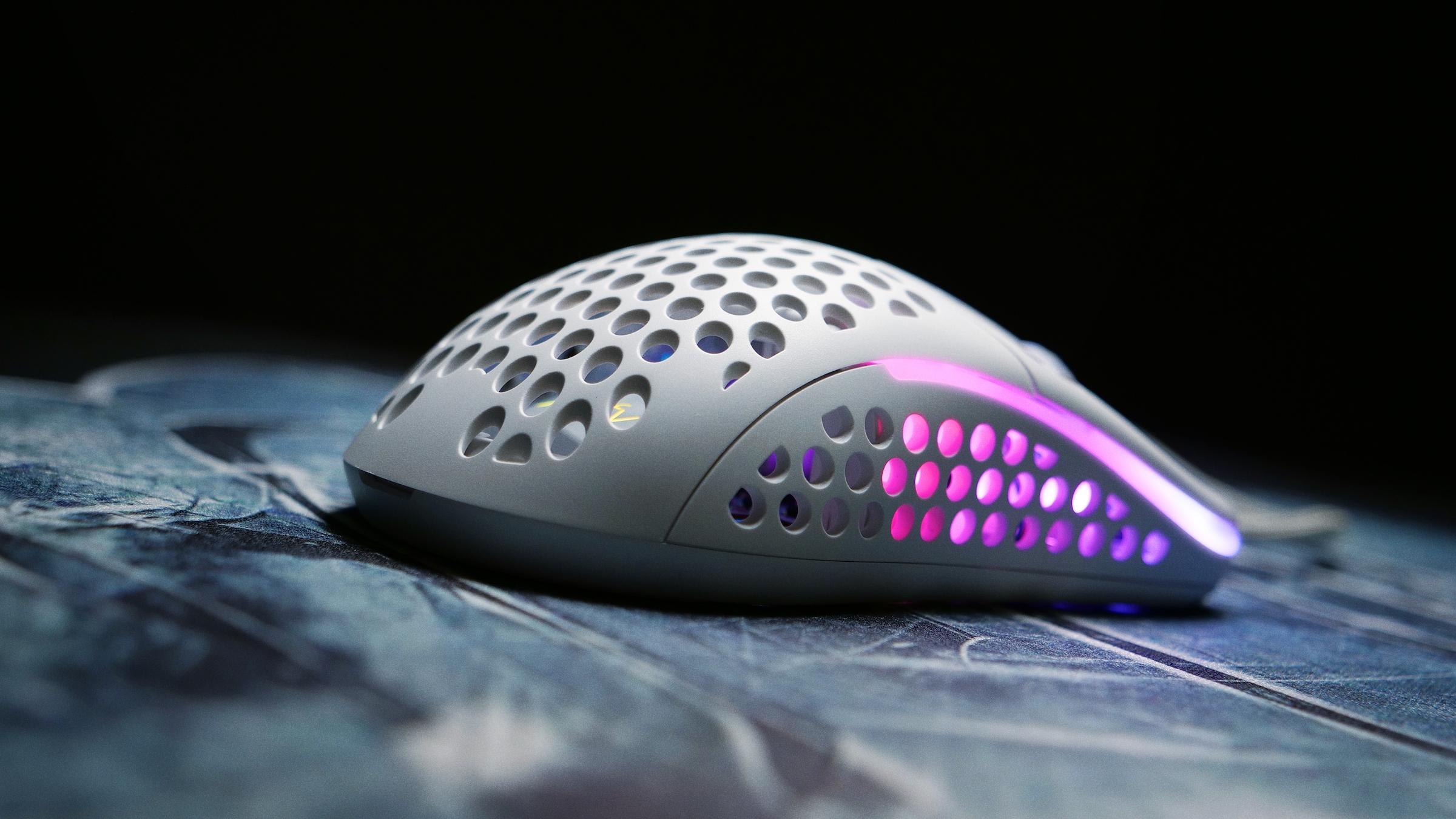 Cherry Xtrfy Gaming-Maus »M42 RGB«, kabelgebunden, ultraleichte Gaming-Maus