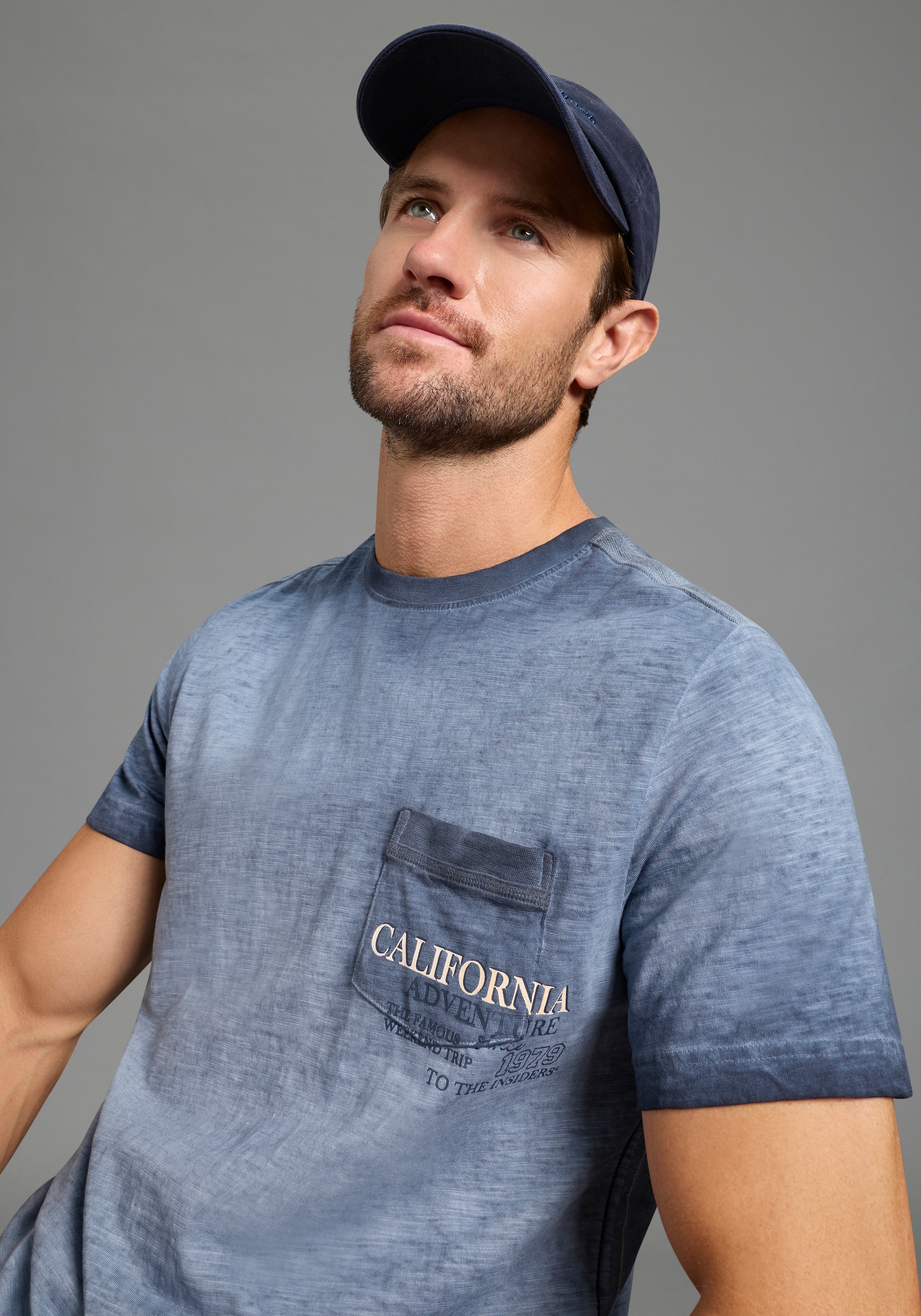 KangaROOS T-Shirt schmale Passform, Halbarm, mit Brusttasche, aus Slub-Material