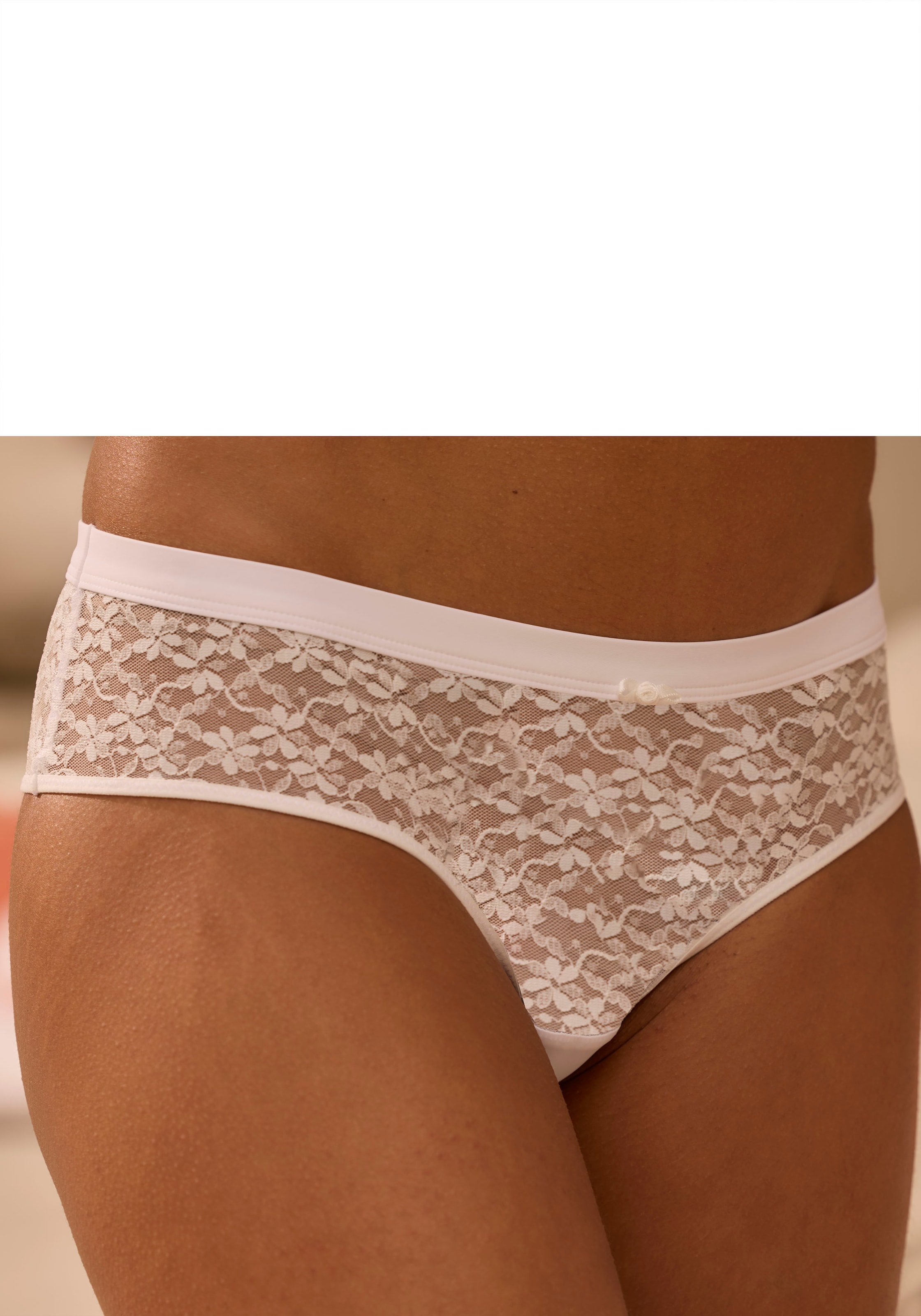 Vivance Stringpanty »Julia« aus zarter Spitze in blumiger Optik mit hübschem Zierdetail, Dessous