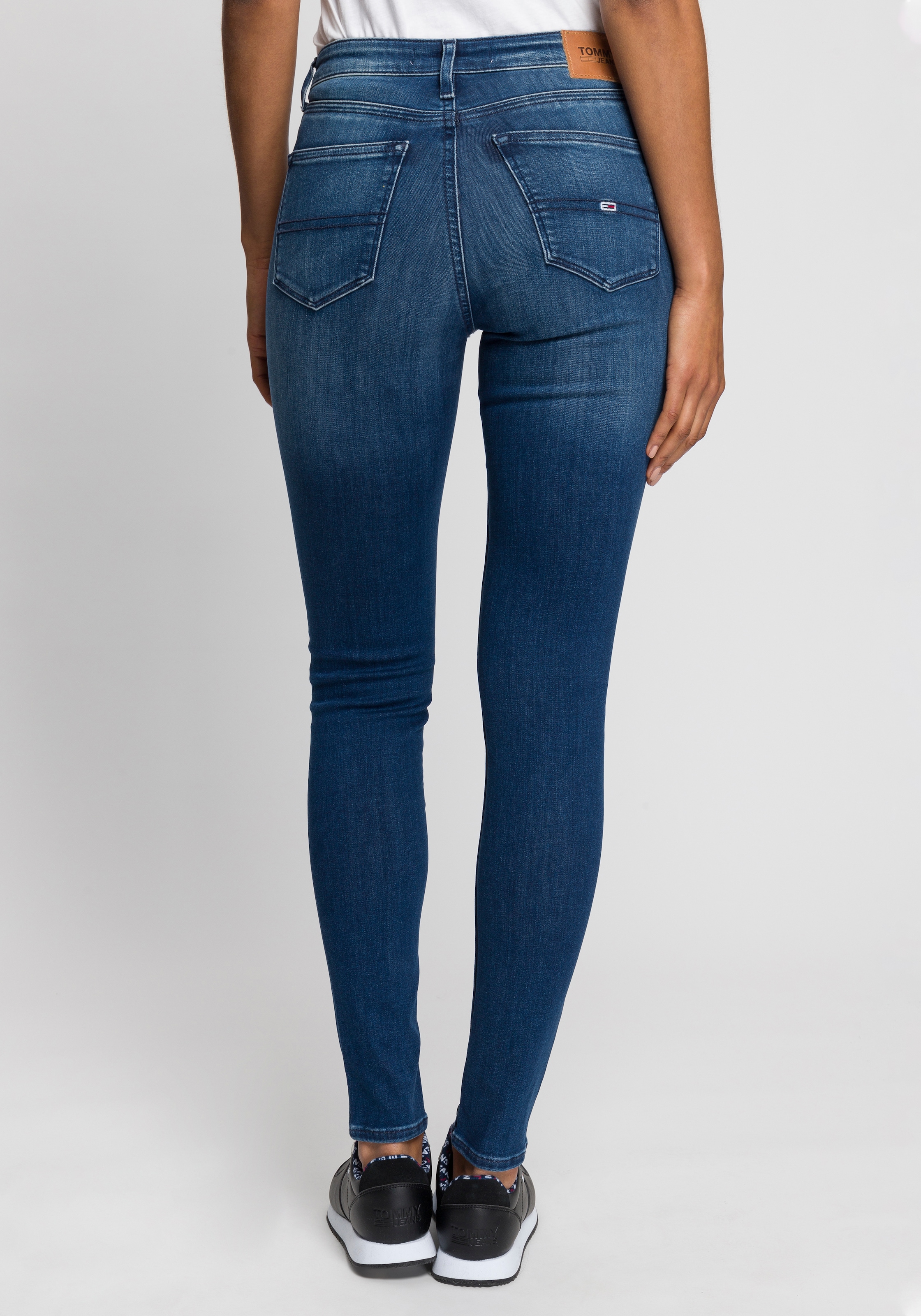 Tommy Jeans Skinny-fit-Jeans »Nora Mid Rise Skinny Fit«, mit Tommy Jeans Logo-Badge & Stickereien