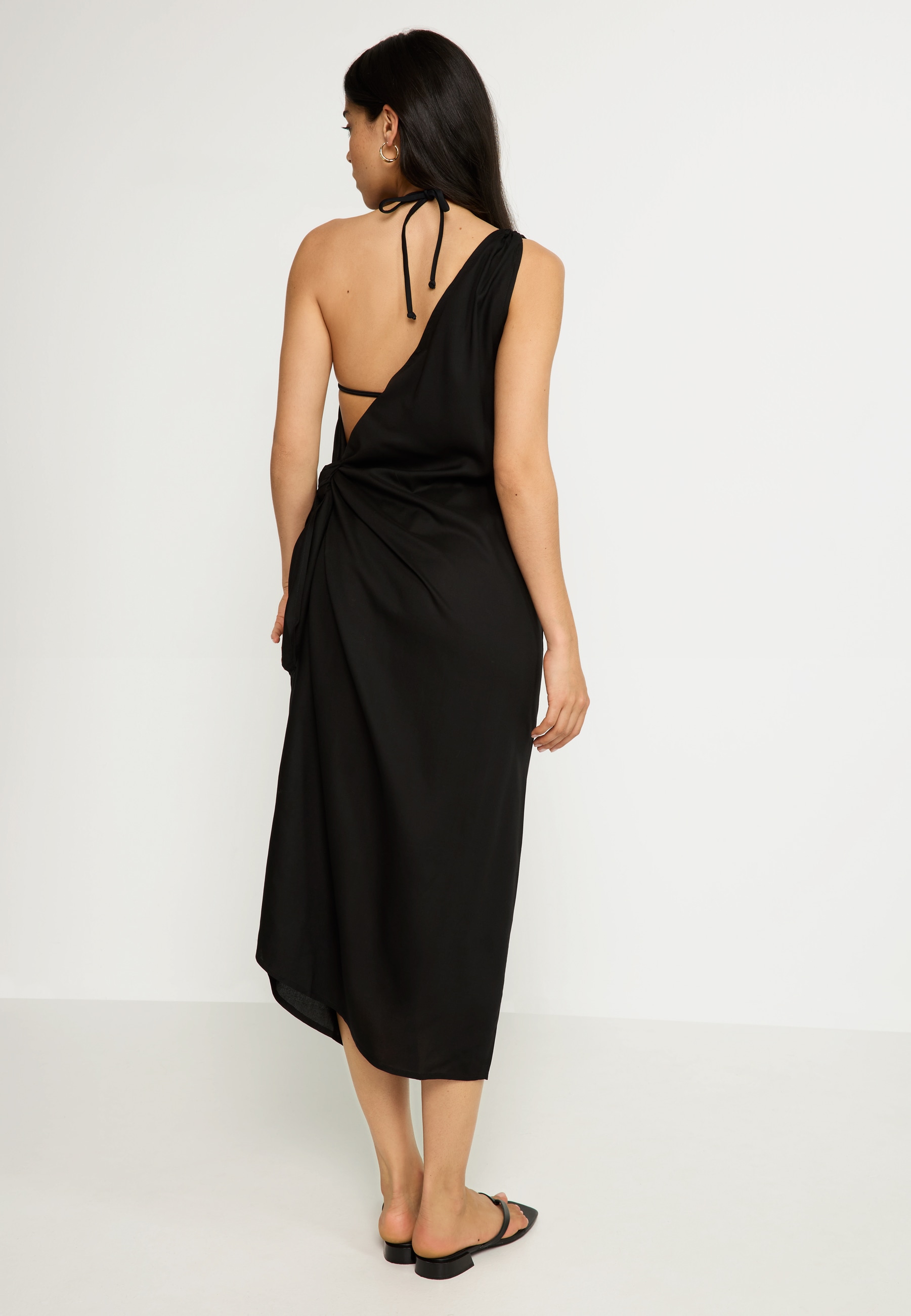 LSCN by LASCANA One-Shoulder-Kleid, mit goldfarbenen Zieraccessoire am Träger, Strandkleid