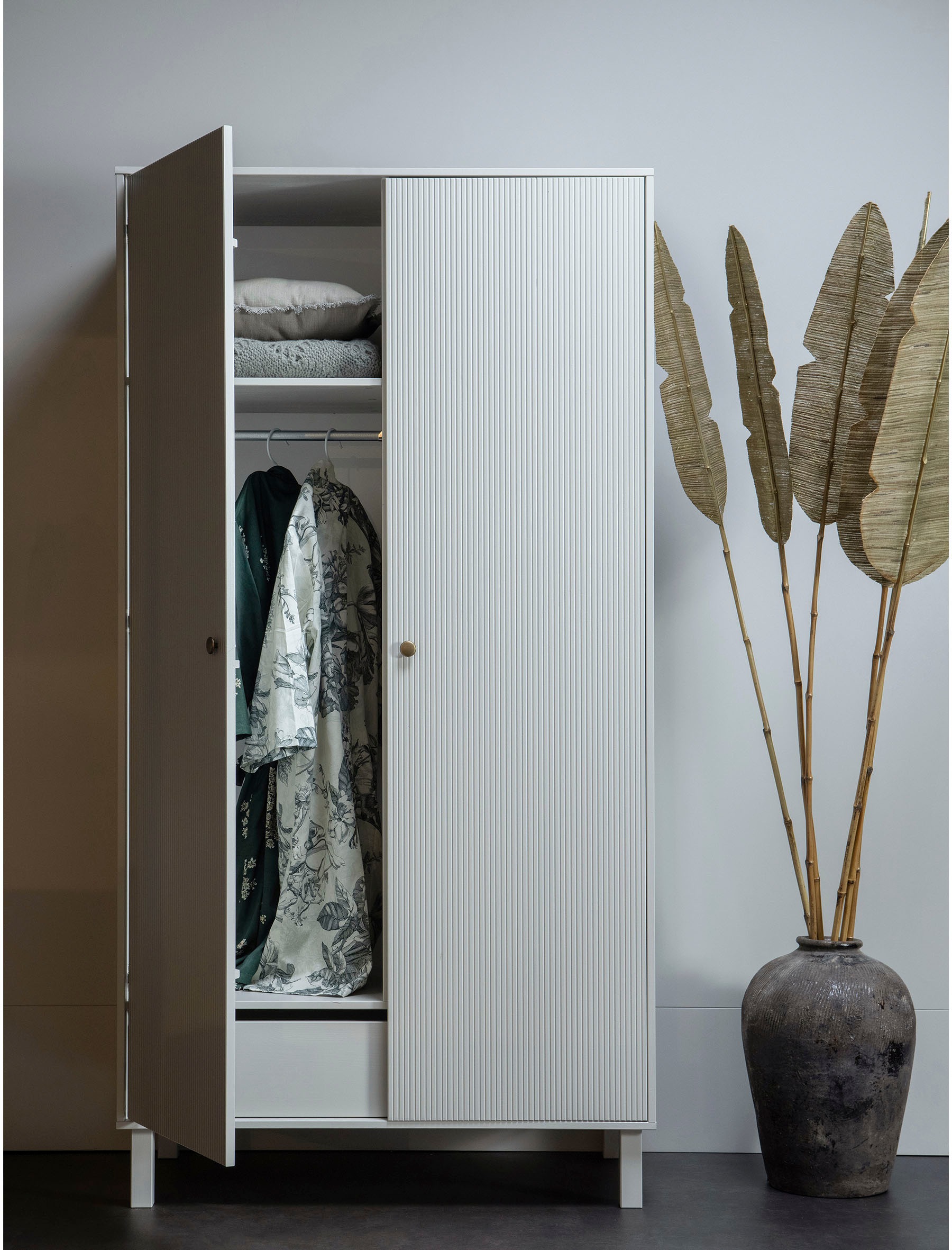 WOOOD Garderobenschrank »Madu«, mit Kleiderstange, aus Kiefernholz, H 195 cm x B 100 cm