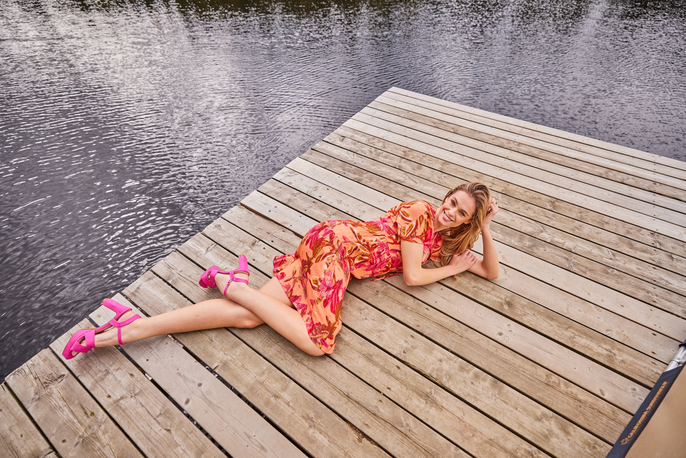 Aniston CASUAL Sommerkleid mit fantasievollen Blumendruck und Glitzerfäden - NEUE KOLLEKTION