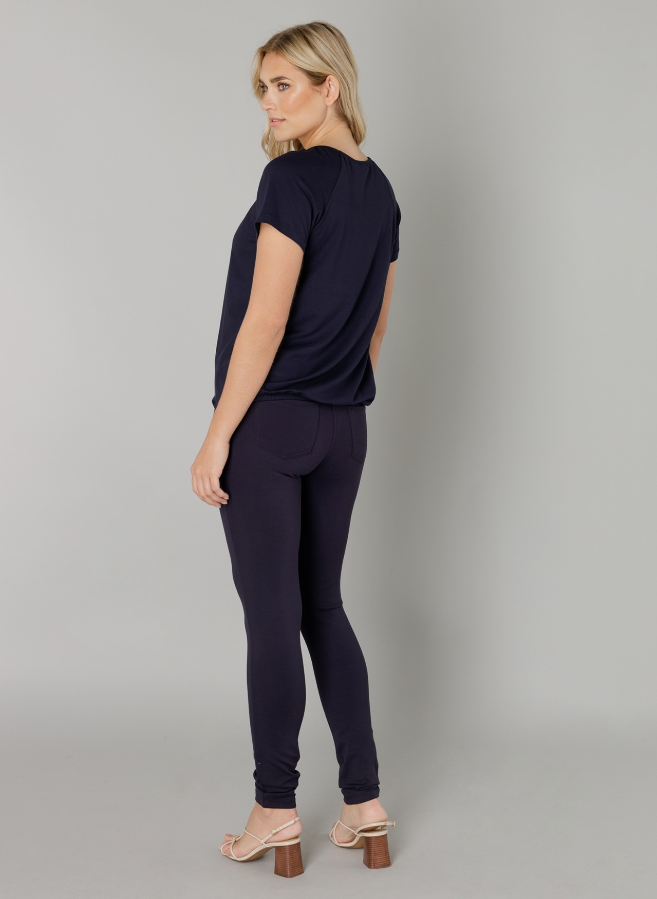 Base Level T-Shirt »Yona«, mit Raffung am Ausschnitt und elastischem Bund