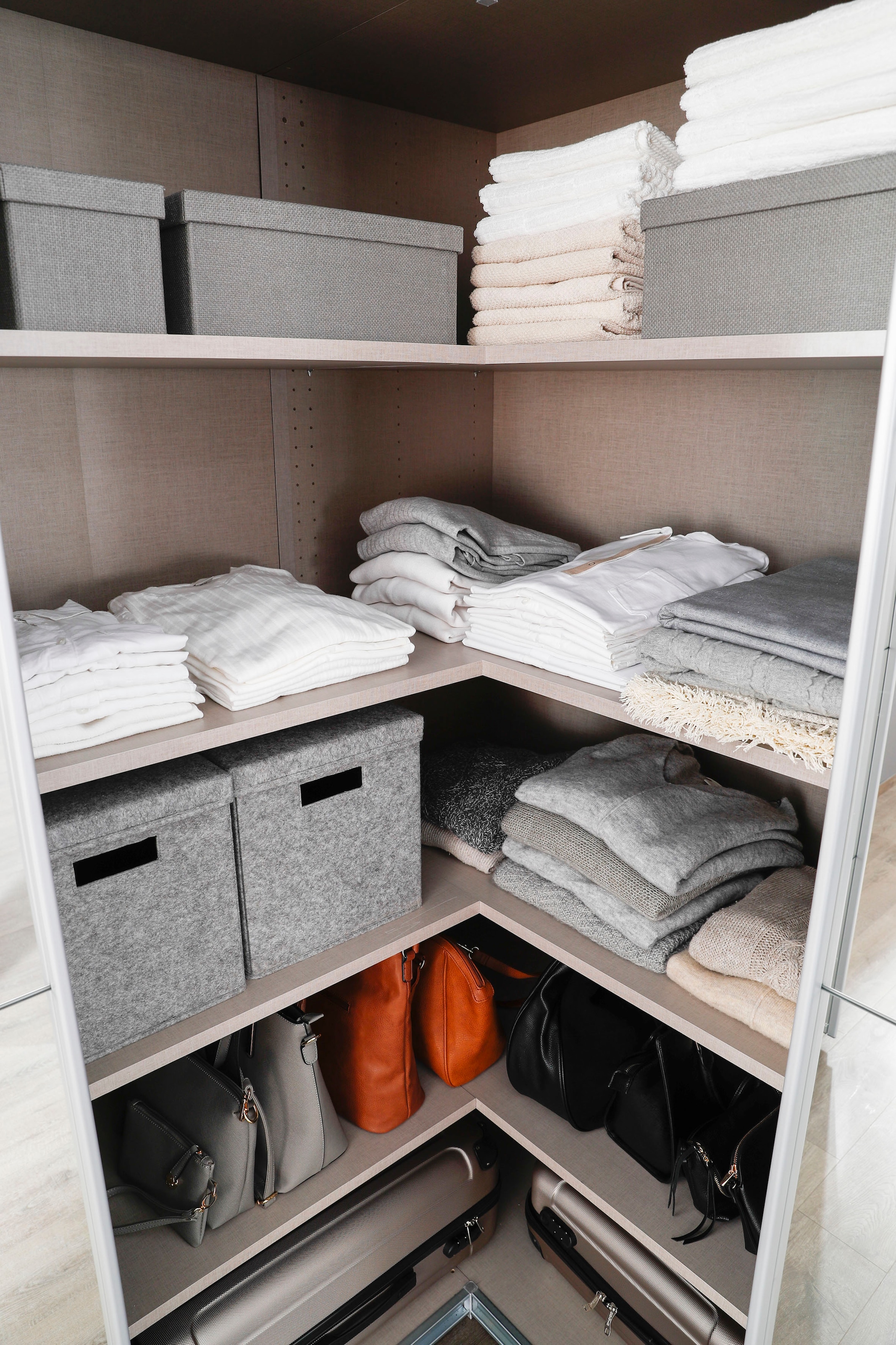 rauch Schwebetürenschrank »Quadra«, Eckschrank inkl. Türendämpfer, mit Glastüren