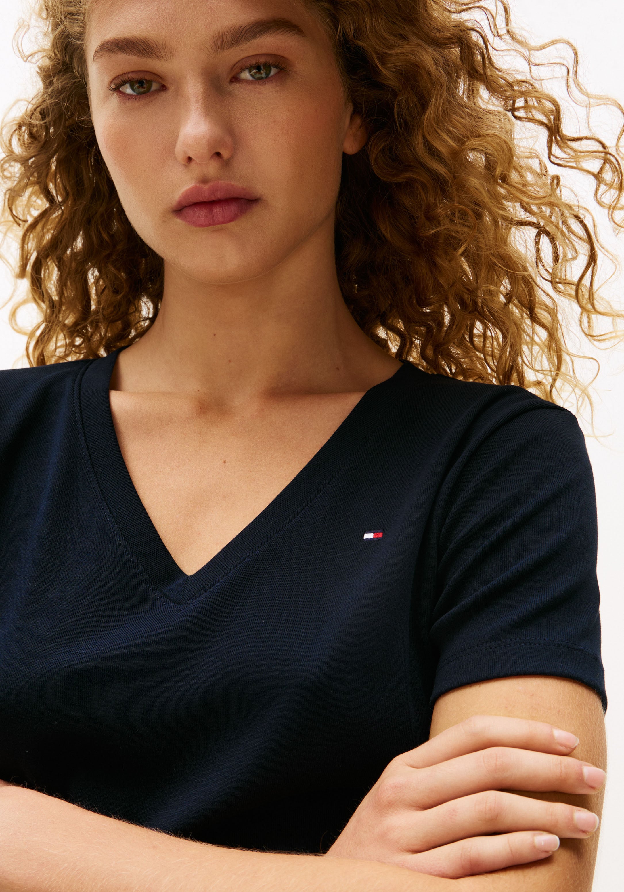 Tommy Hilfiger T-Shirt »SLIM CODY V-NK SS«, mit Logostickerei