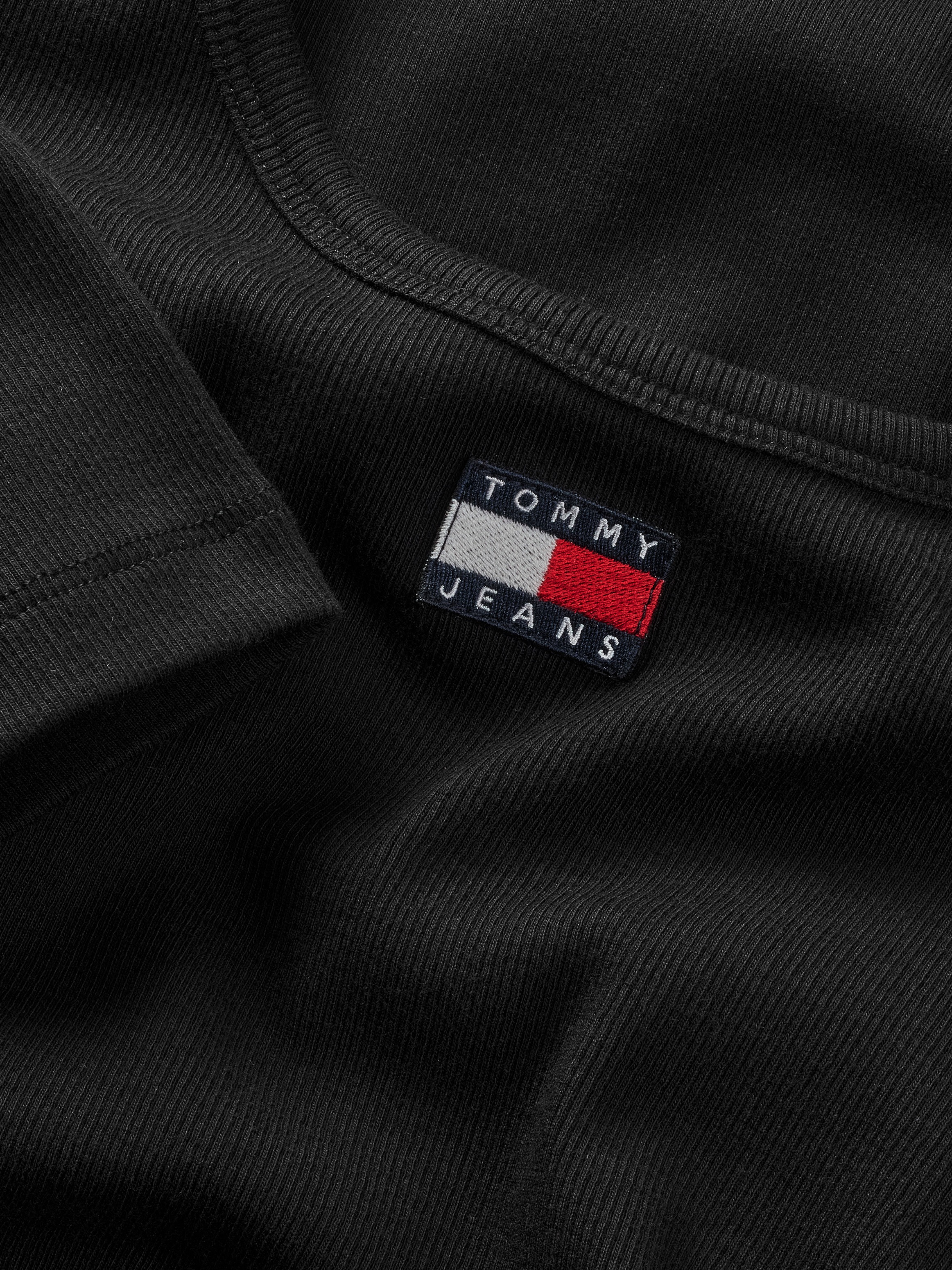Tommy Jeans Jerseykleid »TJW BADGE RIB BODYCON DRESS EXT«, mit gerippter Struktur, Logo-Badge