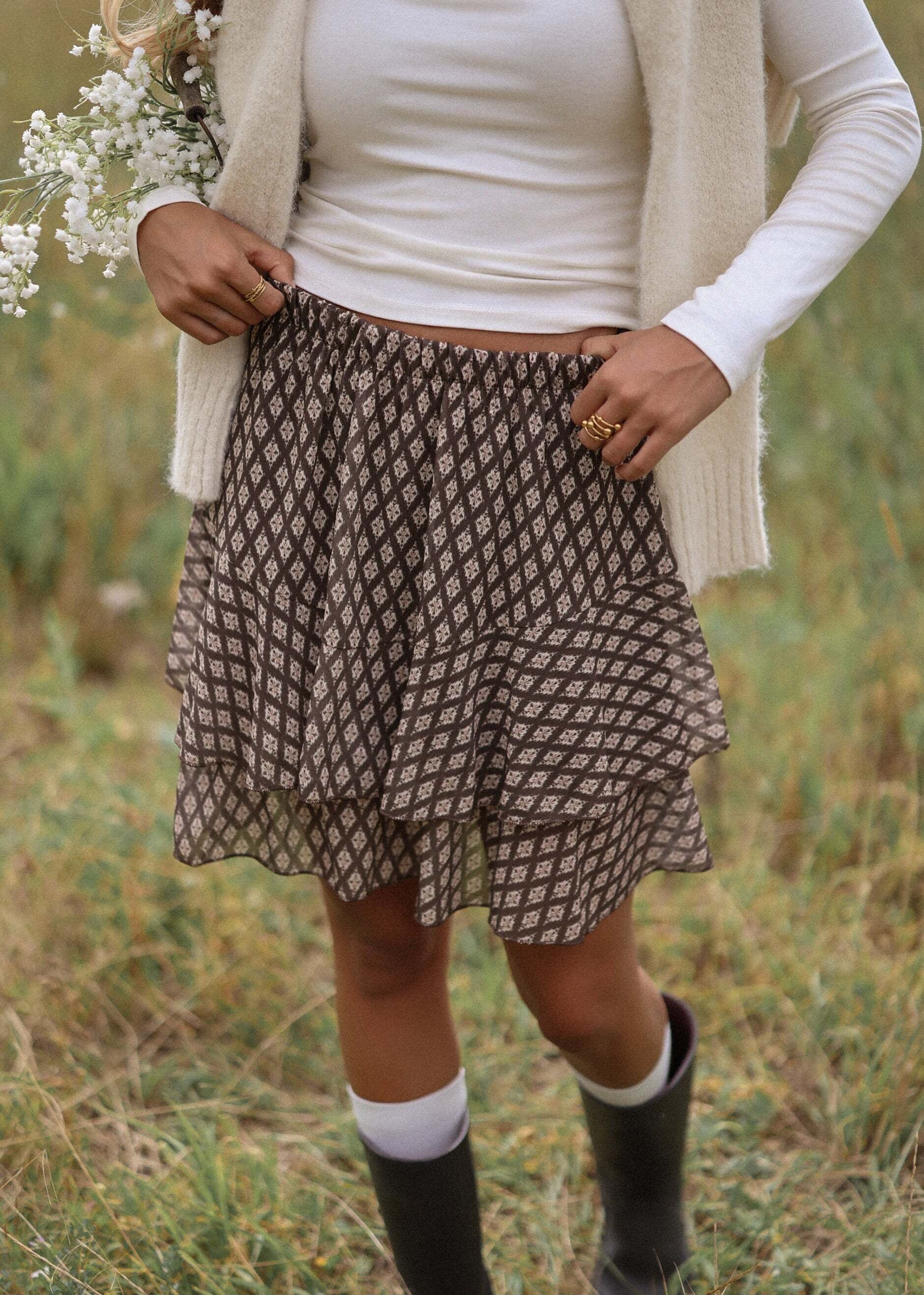 SASSYCLASSY Volantrock »Kurzer, karierter Volant Rock« Elastischer High Waist Stufenrock mit geometrischem Muster Beige
