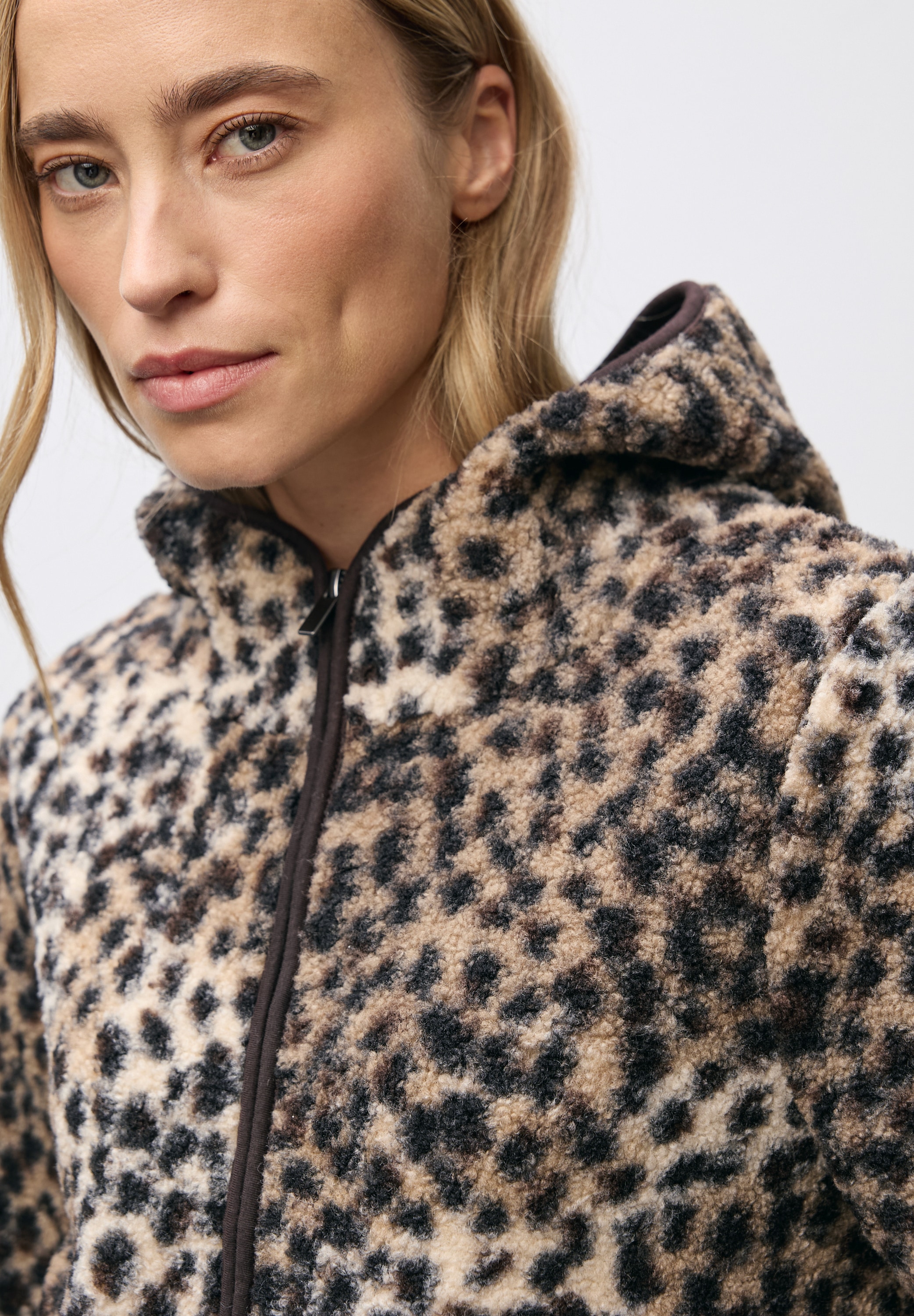 STREET ONE Kapuzenplüschjacke mit Kapuze mit Leo-Muster