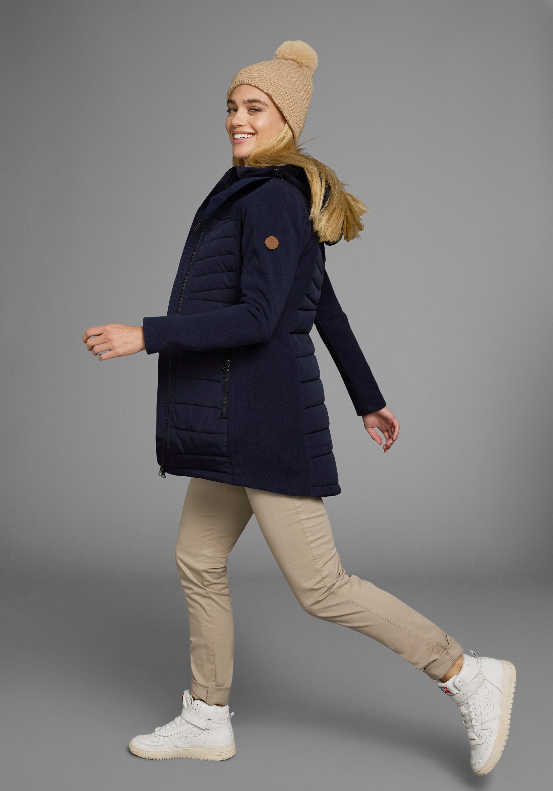 KangaROOS Langjacke, mit Kapuze, leichter Webstoff, figurbetonter Schnitt, mit Kapuze