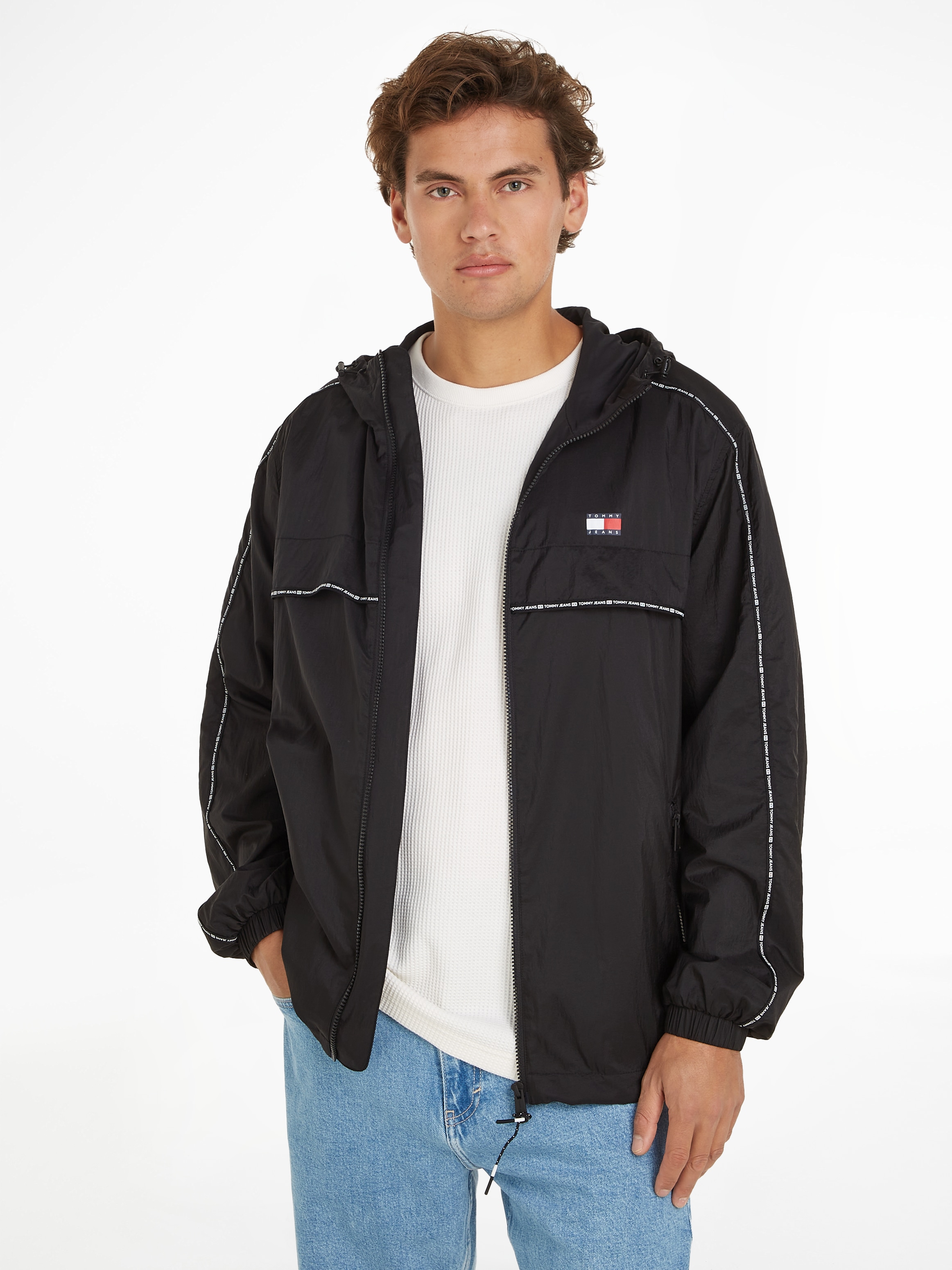 Blouson »TJM CHICAGO TAPE WINDBREAKER EXT«, mit Kapuze, Tape mit Markenschriftzug am...