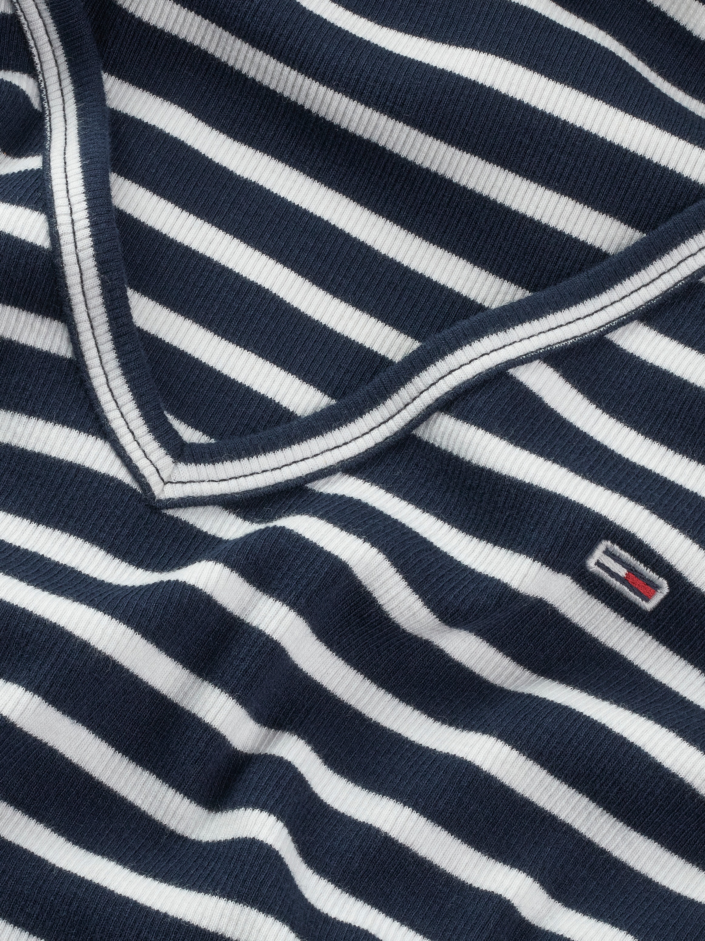 Tommy Jeans T-Shirt »TJW SLIM ESSENTIAL RIB V SS«, mit Logostickerei